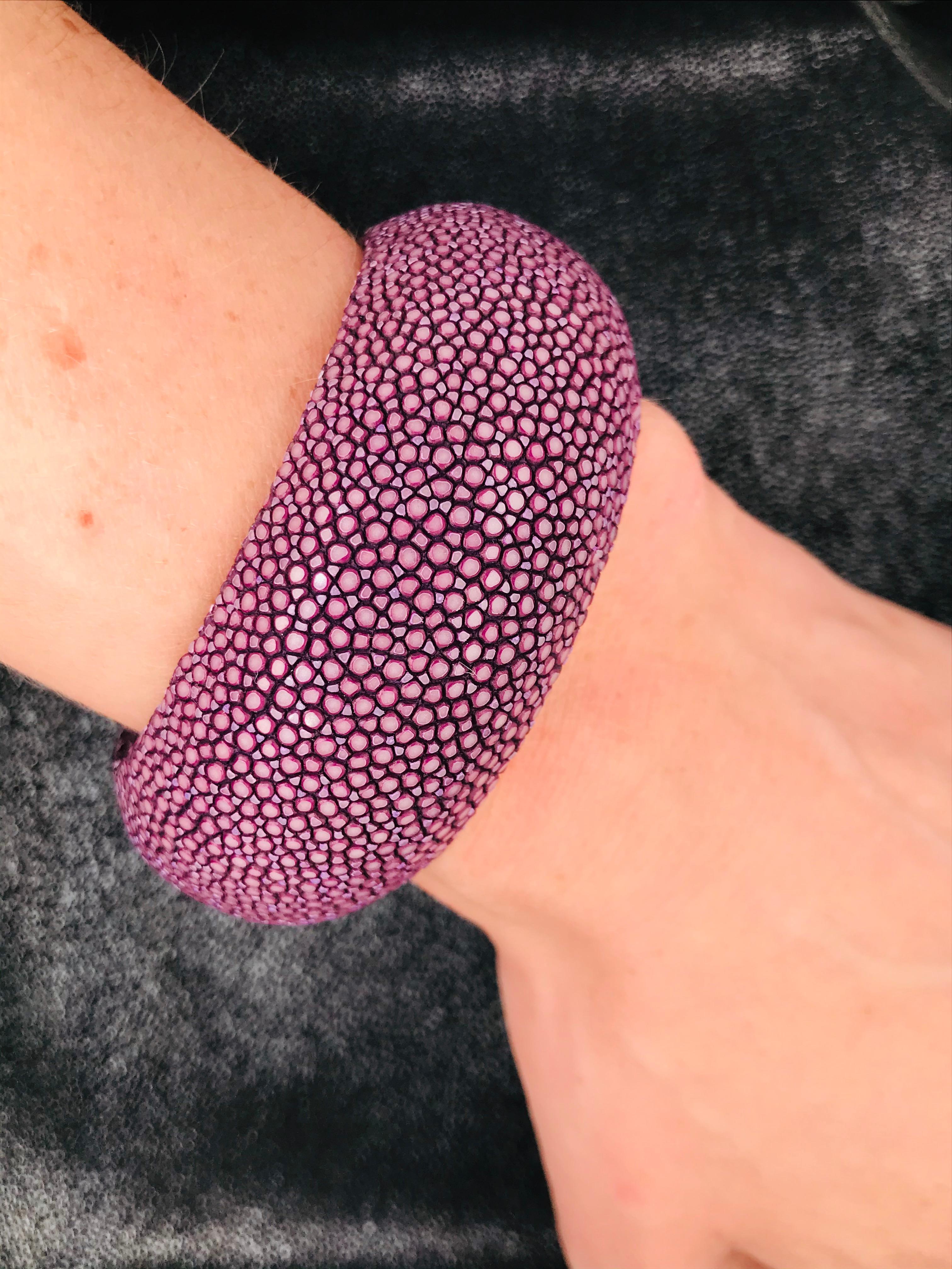 Discover this magnificent 5.3 cm wide cuff bracelet in purple stingray. This top-of-the-range accessory embodies elegance and luxury to perfection, and will add a touch of sparkle and sophistication to your most refined outfits.

Purple shagreen,