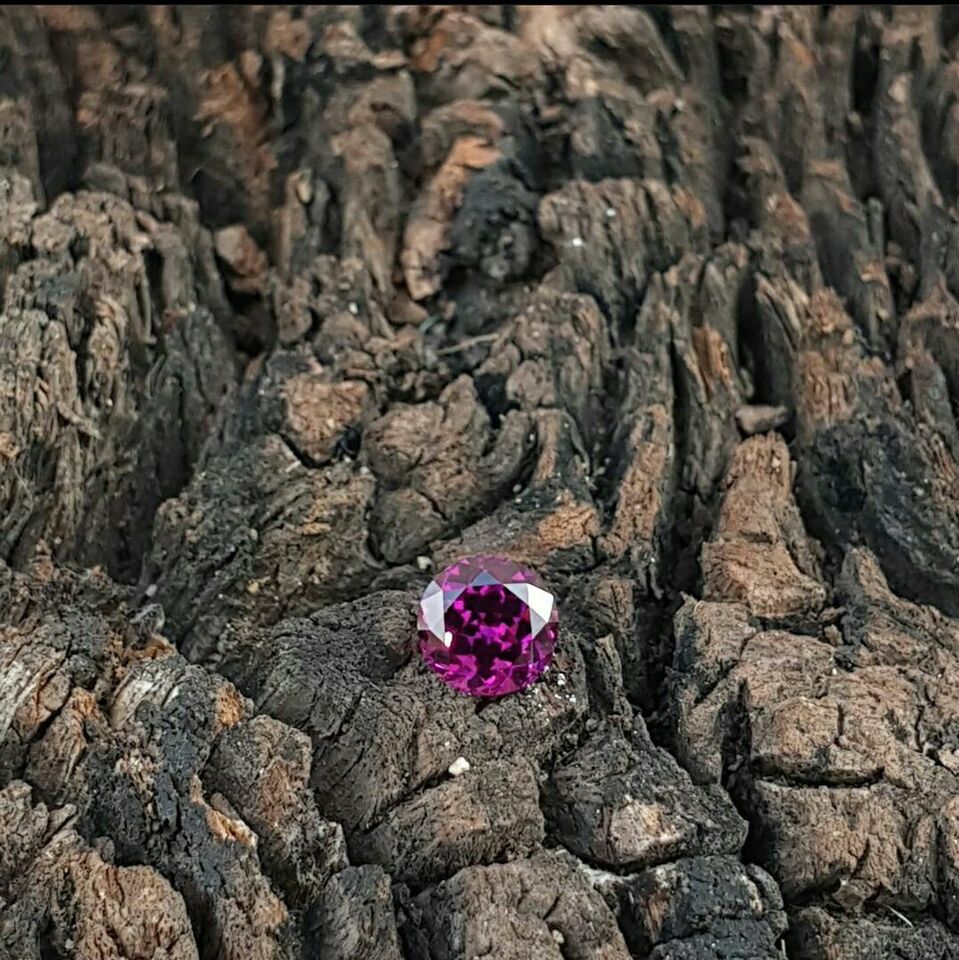 Granato viola 1,90 carati Colore AAA+  Granato rodolite di origine mozambicana. in vendita