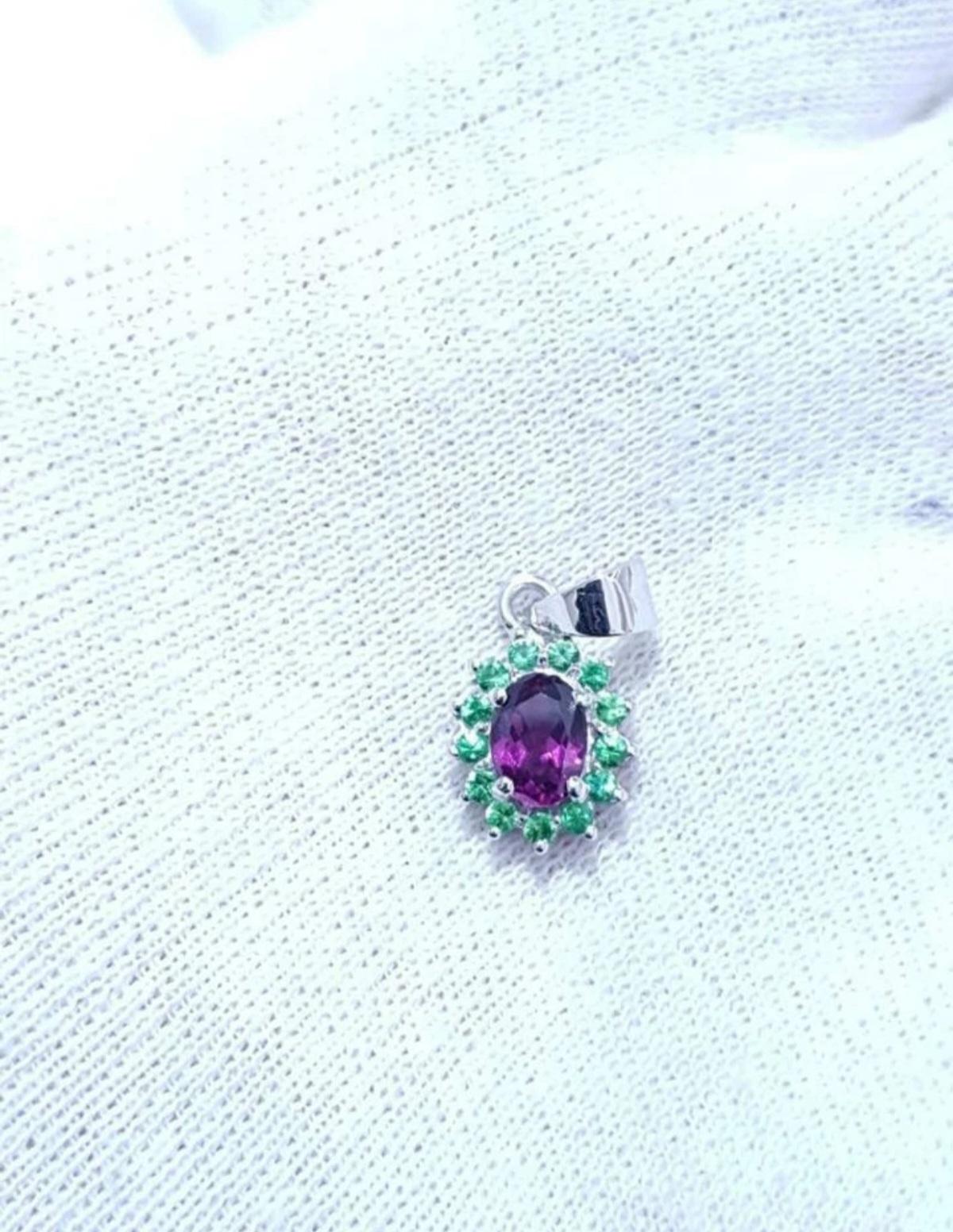 Ciondolo di granato viola in argento 925 Ciondolo di pietra preziosa per le donne.

Metallo di base
Argento fine
Colore della pietra principale A. Stone
Viola
Metallo
Argento
Forma della pietra principale A. Stone
Ovale
Materiale
Pietra