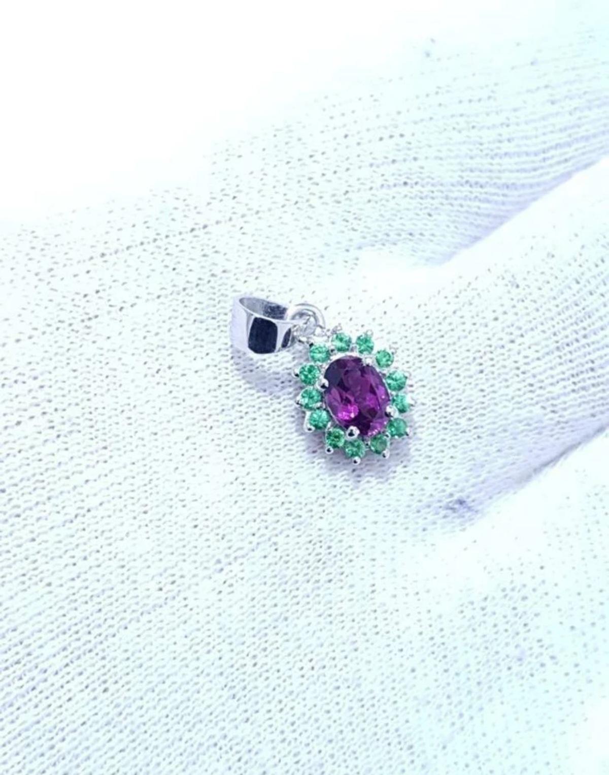 Taglio rotondo Ciondolo di granato viola in argento 925 Ciondolo di pietra preziosa per le donne. in vendita