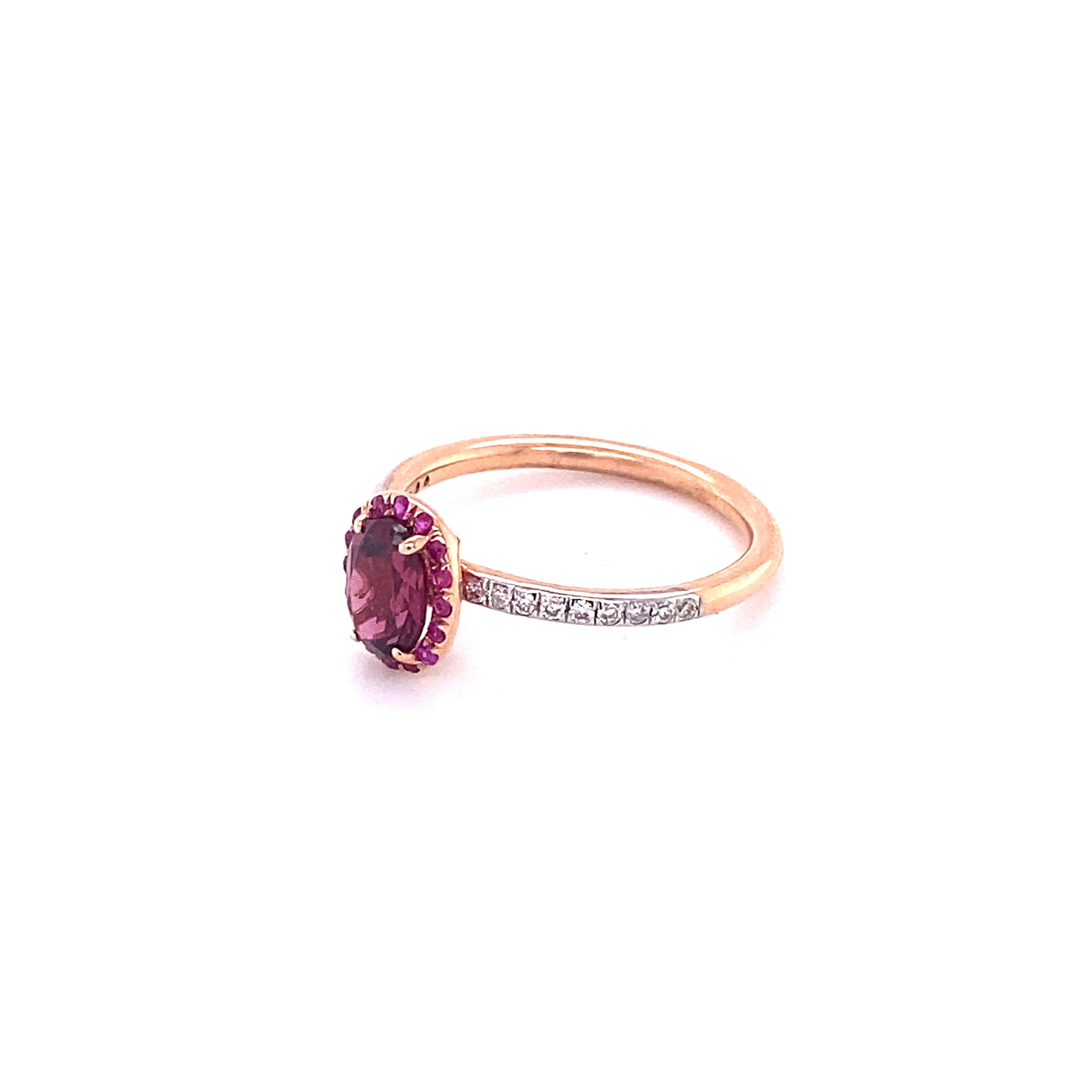 Taille ovale Bague solitaire en grenat violet avec diamants ronds naturels en or rose 14 carats  en vente