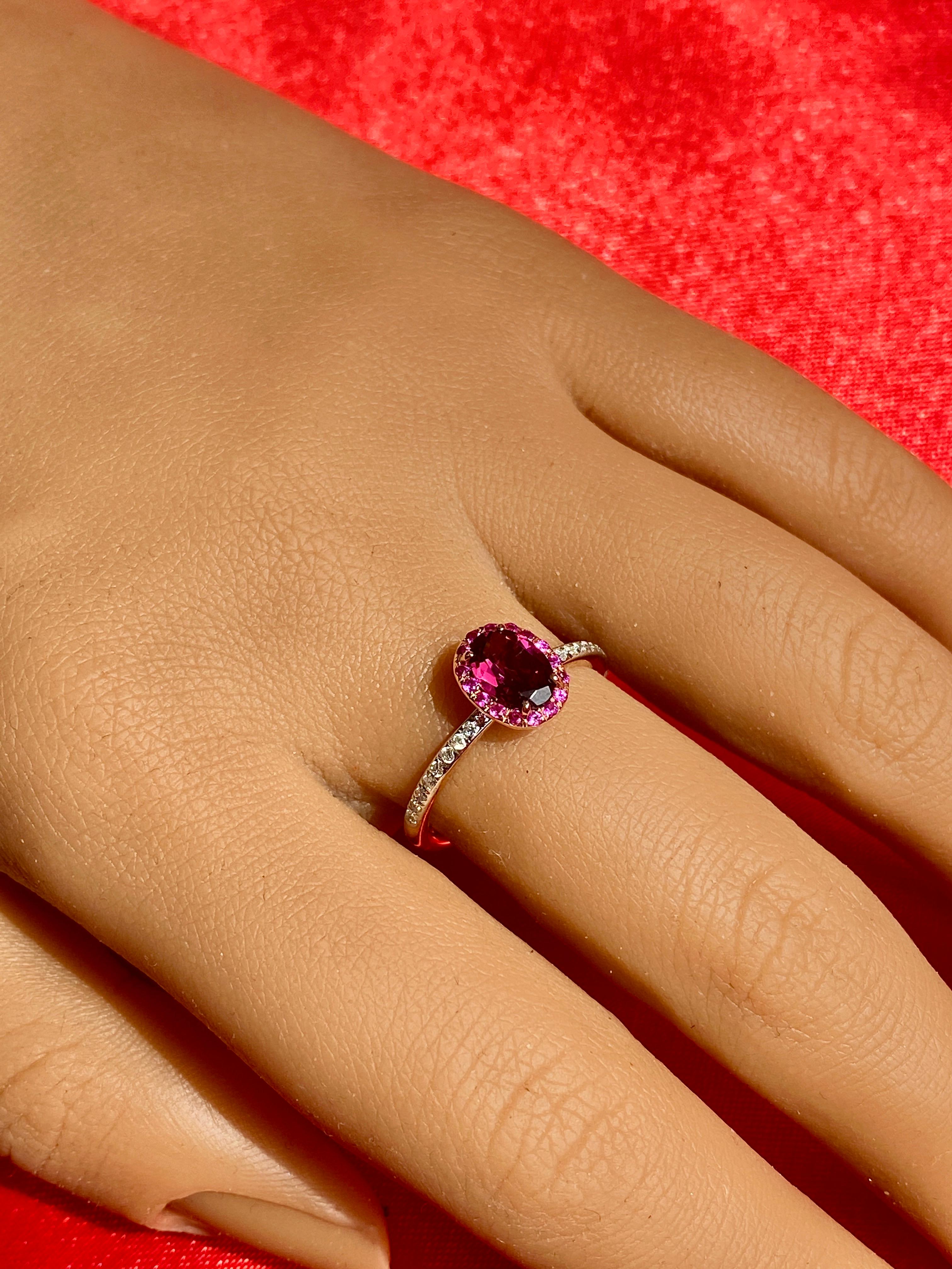 Lila Granat Solitär Ring mit natürlichen runden Diamanten aus 14 Karat Roségold  im Zustand „Neu“ im Angebot in New York, NY