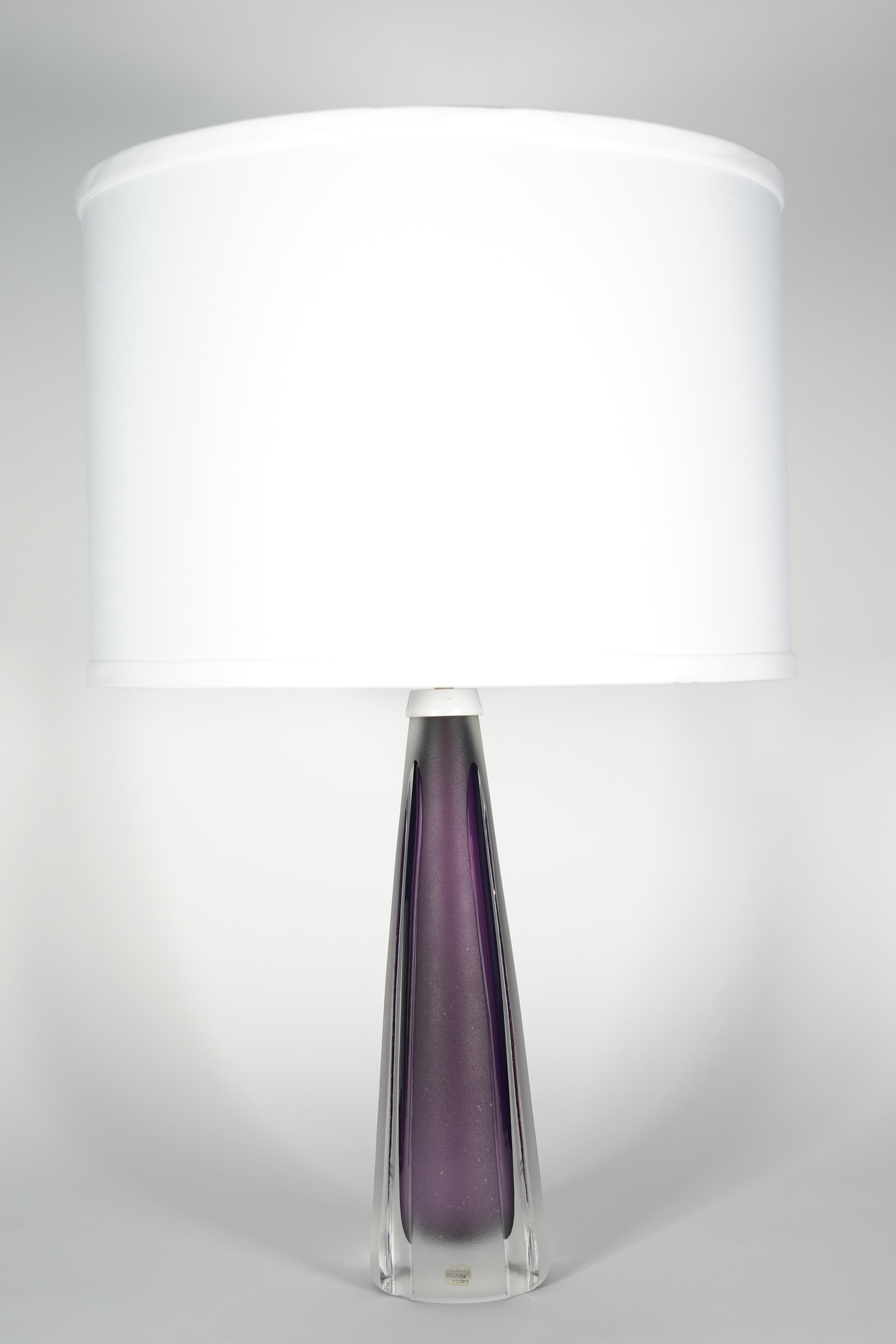Mid-Century Modern Lampe Kosta en verre violet, 1970, Suède en vente