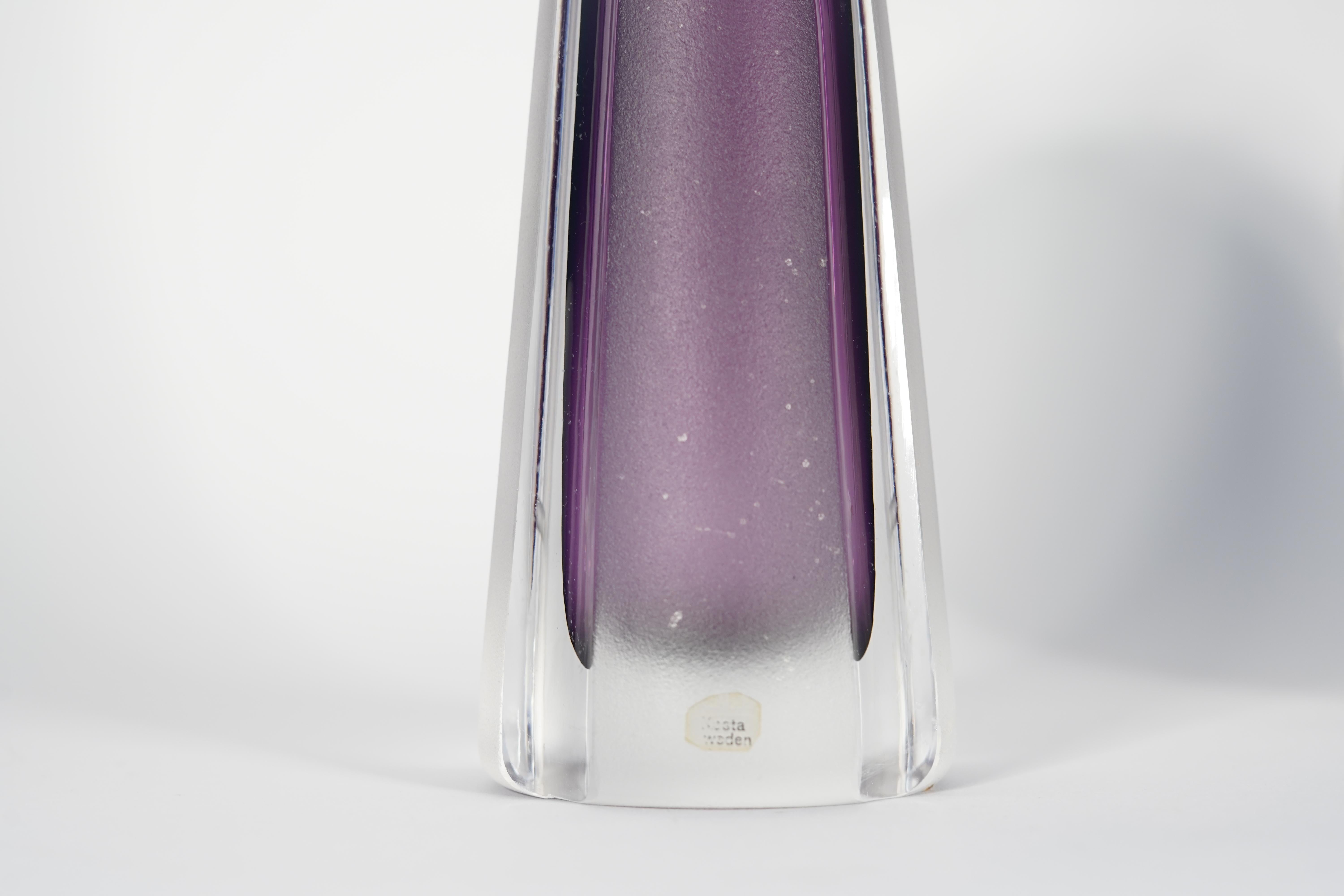 20ième siècle Lampe Kosta en verre violet, 1970, Suède en vente