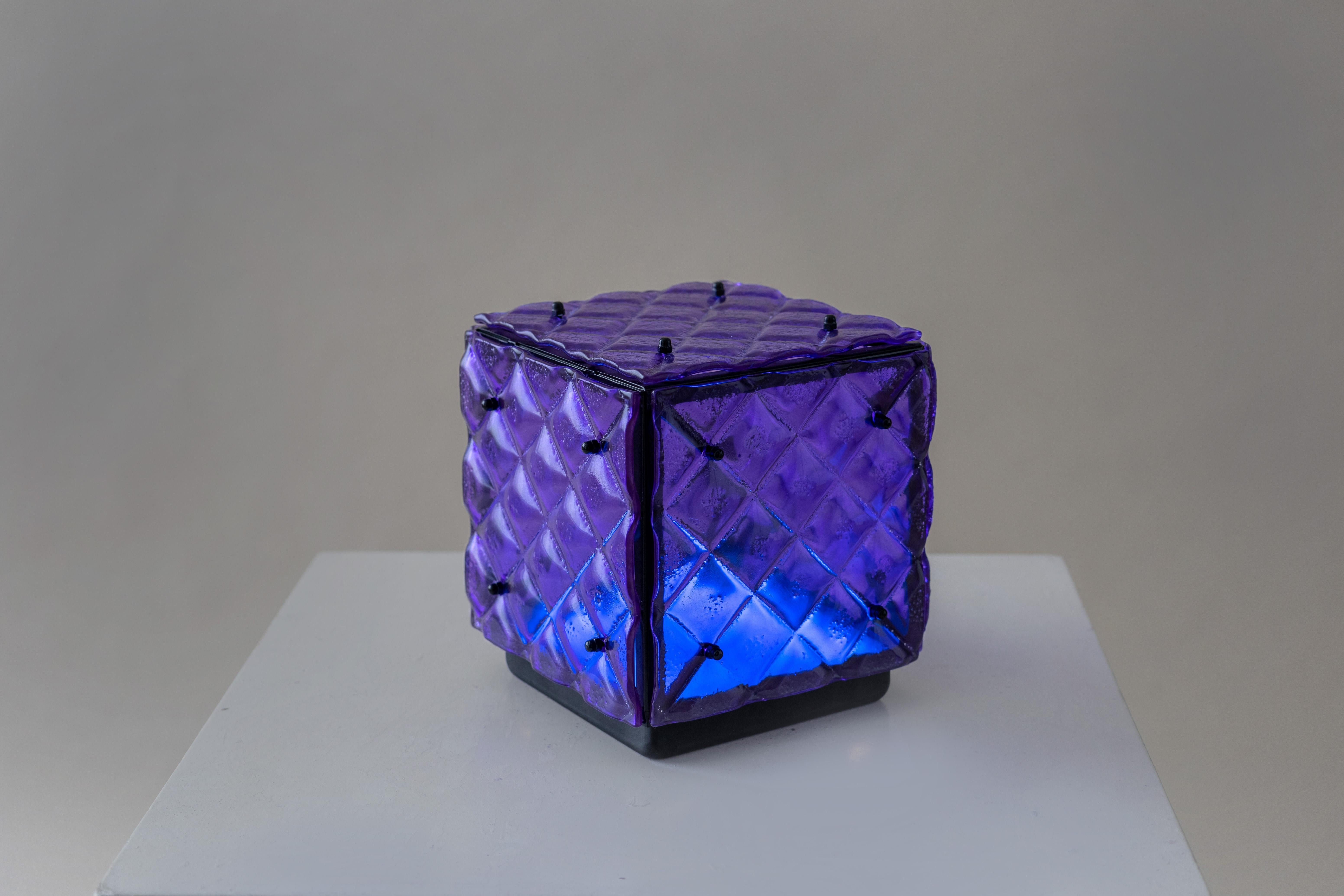 XXIe siècle et contemporain Lampe en verre violet en vente