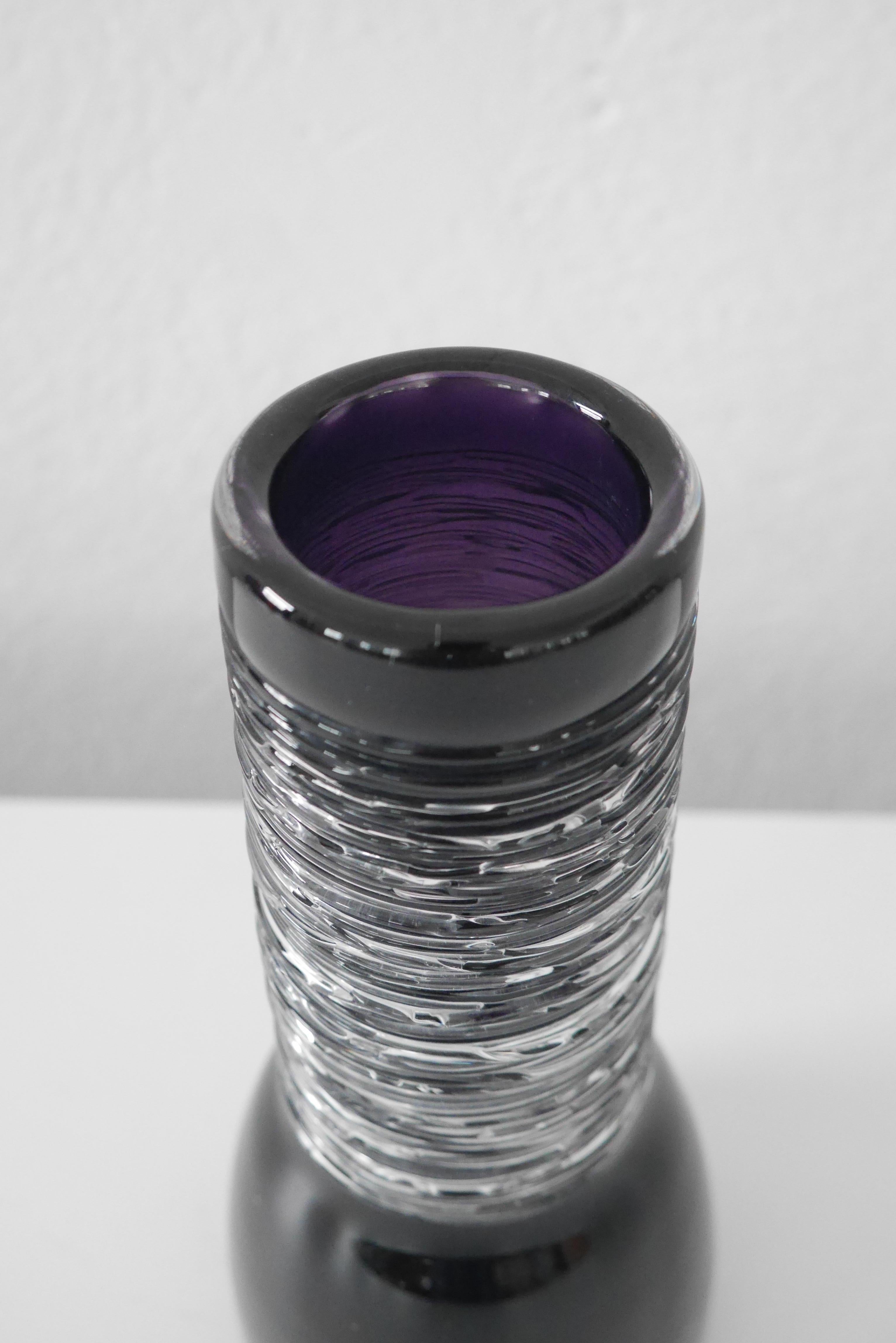 Mid-Century Modern Vase en verre violet de Bengt Edenfalk pour Skruf, Suède, 1970, signé et daté. en vente