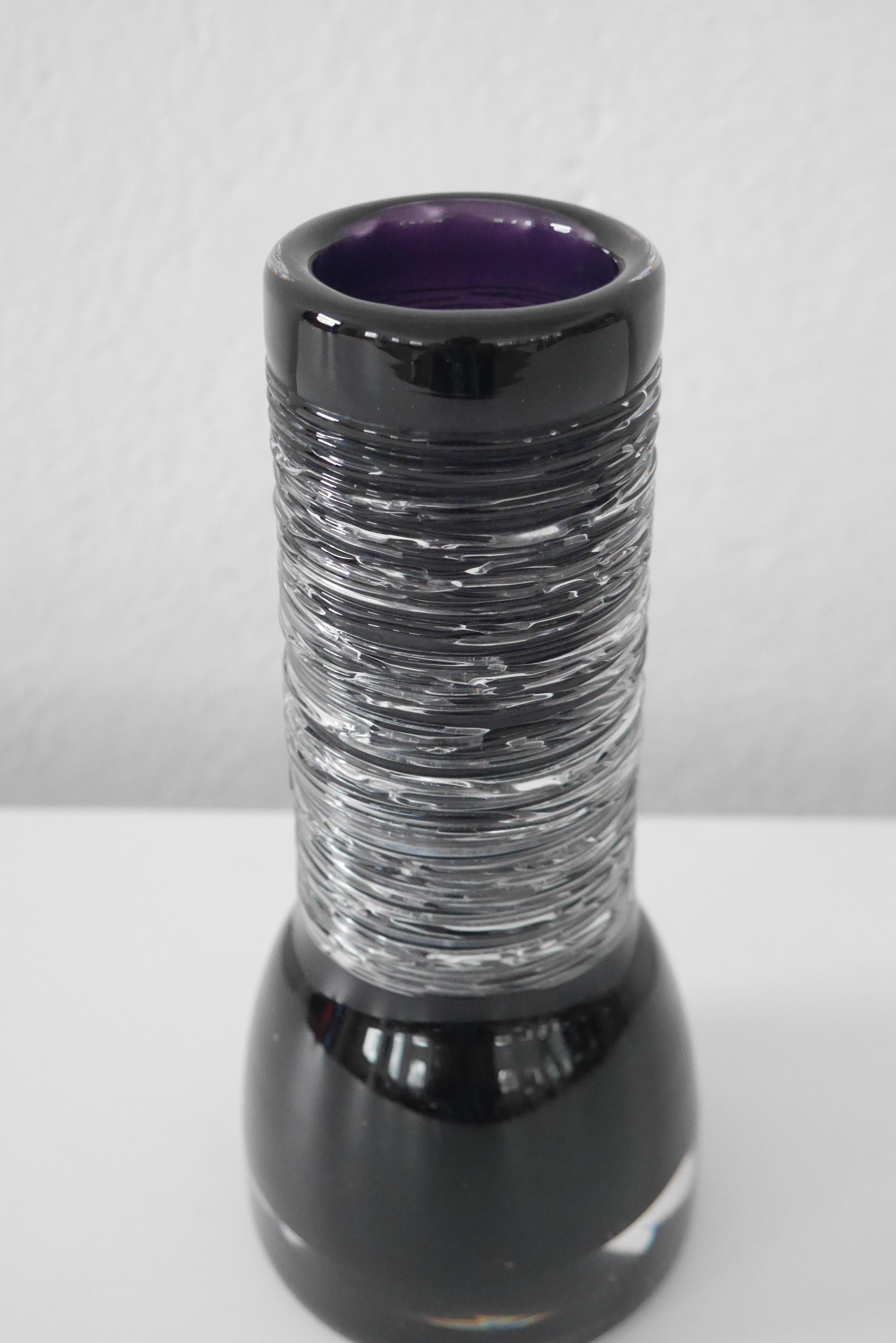 Metà XX secolo Vaso in vetro viola di Bengt Edenfalk per Skruf, Svezia, anni '70, firmato e datato in vendita