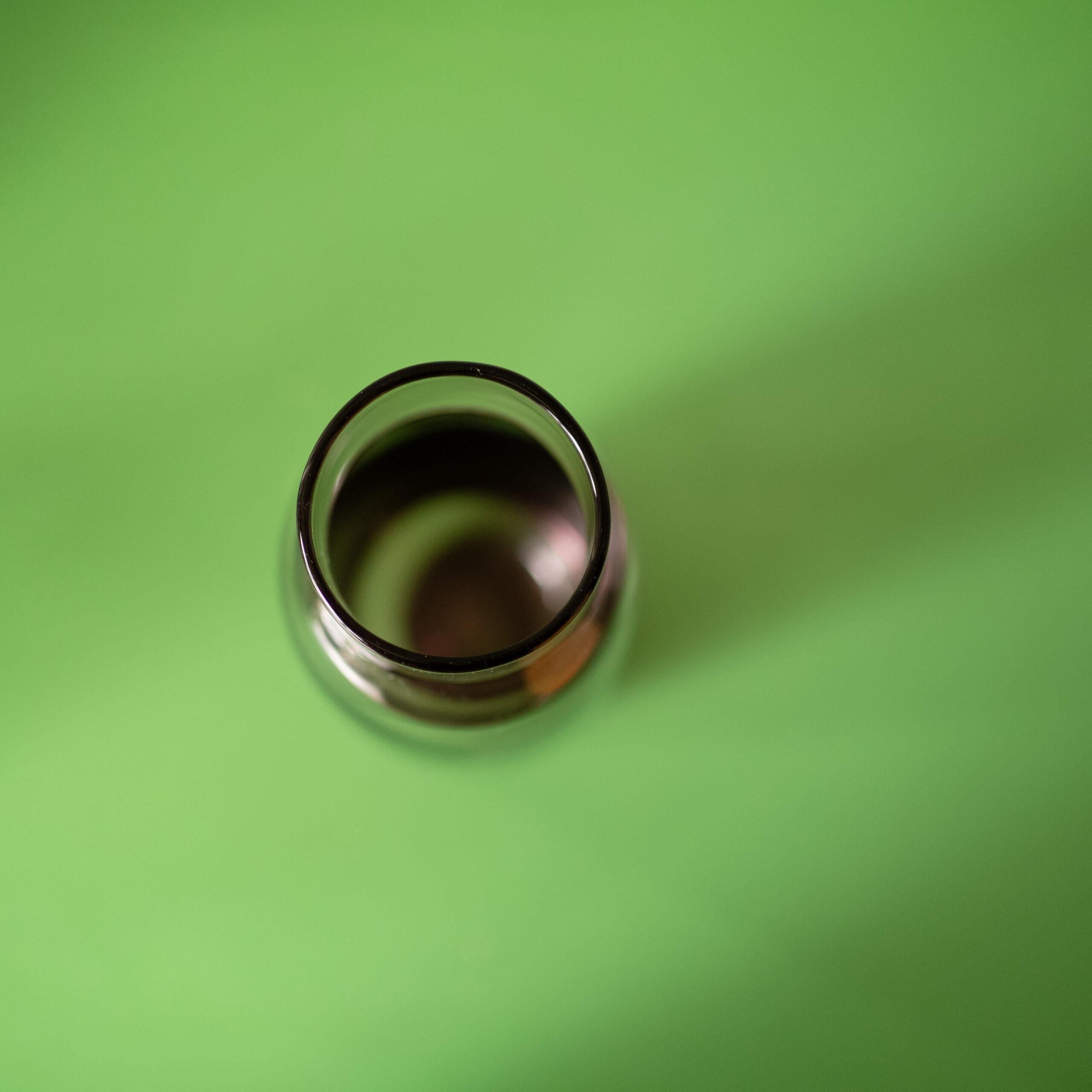 Vaso in vetro soffiato a mano di Claude Morin in una delicata tonalità viola. La sua forma allungata e il suo delicato gradiente evocano una tranquilla eleganza.