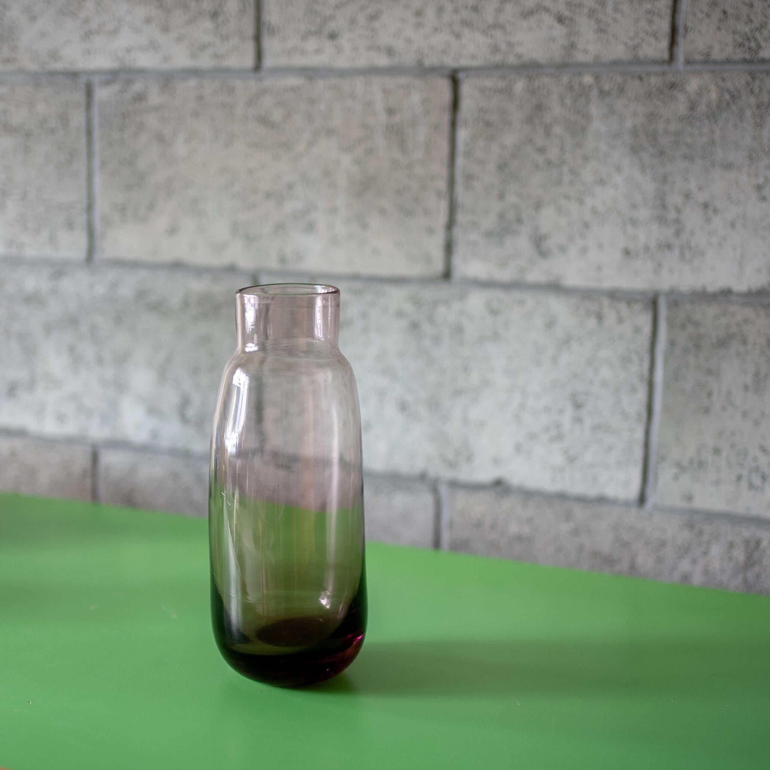 Francese Vaso di vetro viola di Claude Morin in vendita