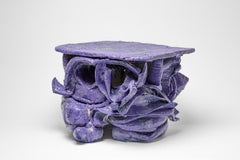 Table en céramique émaillée violette de Patrick Crulis, 2025.