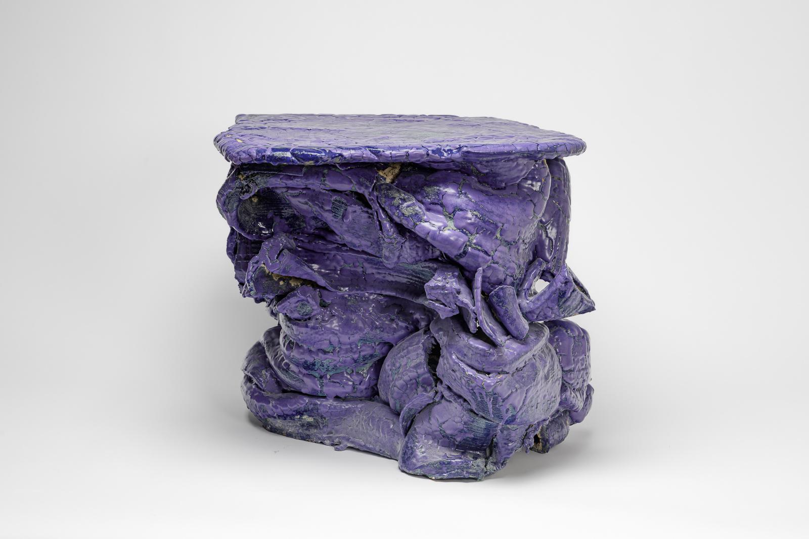 XXIe siècle et contemporain Table en céramique émaillée violette de Patrick Crulis, 2025. en vente