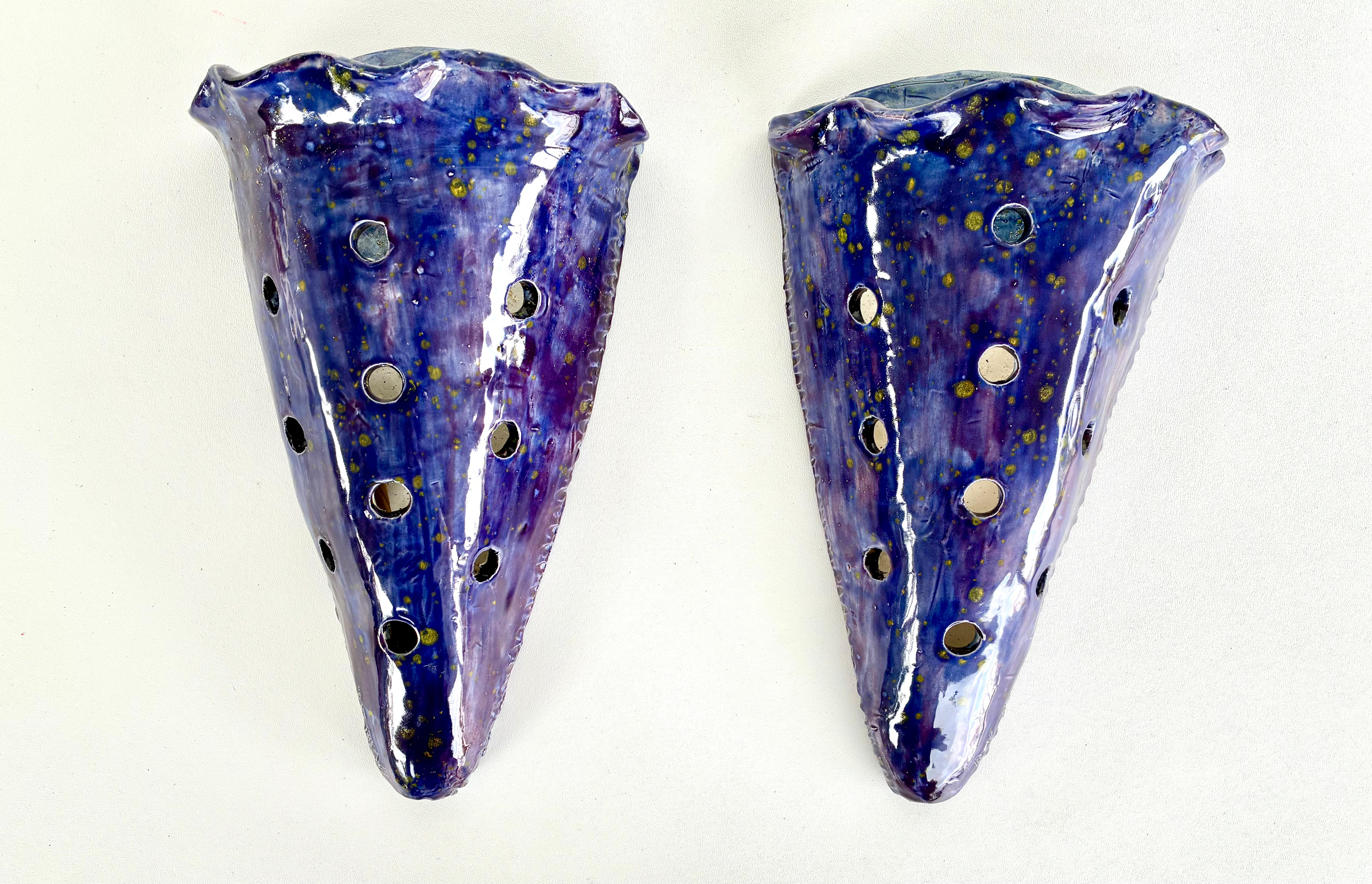 Lila glasierte Keramik Wandtaschen für Orchideen

Zum Verkauf angeboten wird ein Paar handgefertigte Keramik-Wandtaschen von Florida Künstler, Rexx Fischer. Die Wandtaschen haben viele Luftlöcher, damit die Wurzeln der Orchideen atmen können. Sie