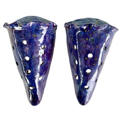 Lila glasierte keramische Wandtaschen von Miami Künstler Rexx Fischer