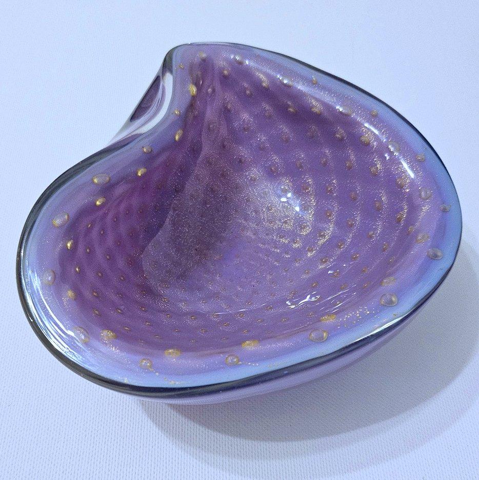 Cuenco Bullicante de cristal de Murano Polveri morado y dorado de Alfredo Barbini (probablemente). 
Se trata de una bonita pieza de cristal de Murano moderno de mediados de siglo, en buen estado vintage, sin astillas ni grietas. 
La base está
