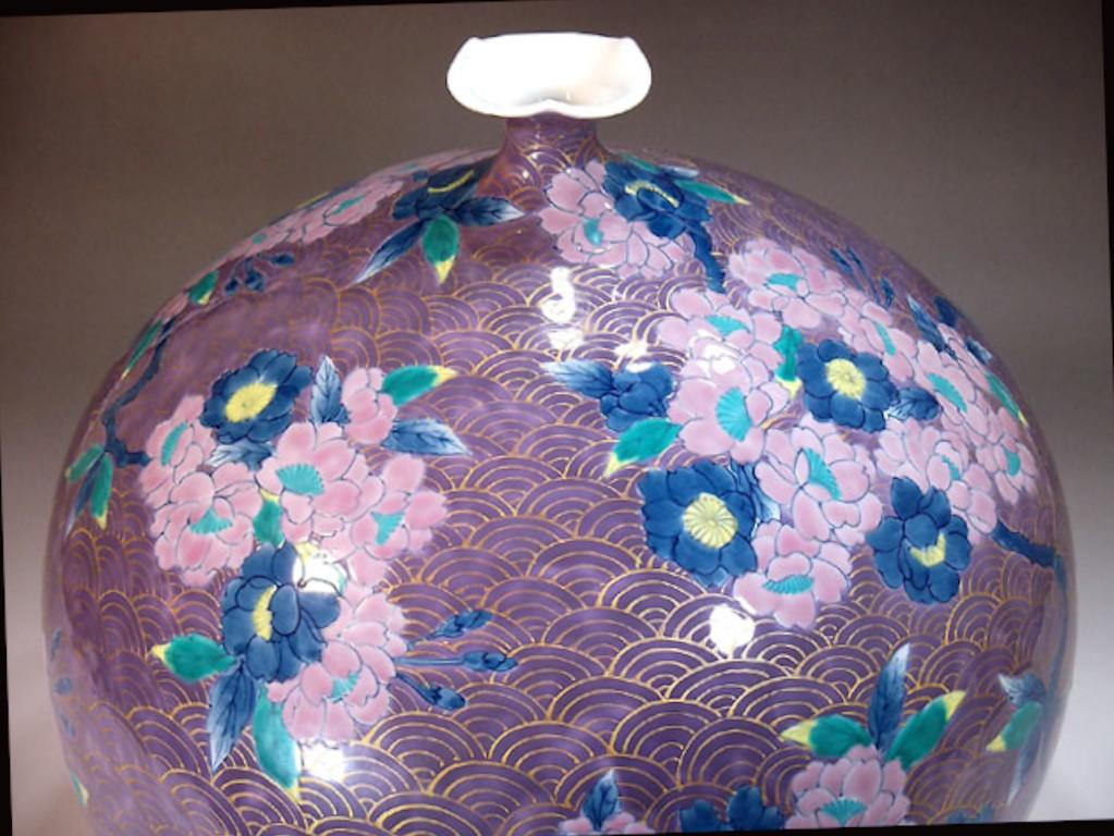 Japanese Contemporary Purple Pink Gold Porcelain Vase by Master Artist In New Condition For Sale In Takarazuka, JP