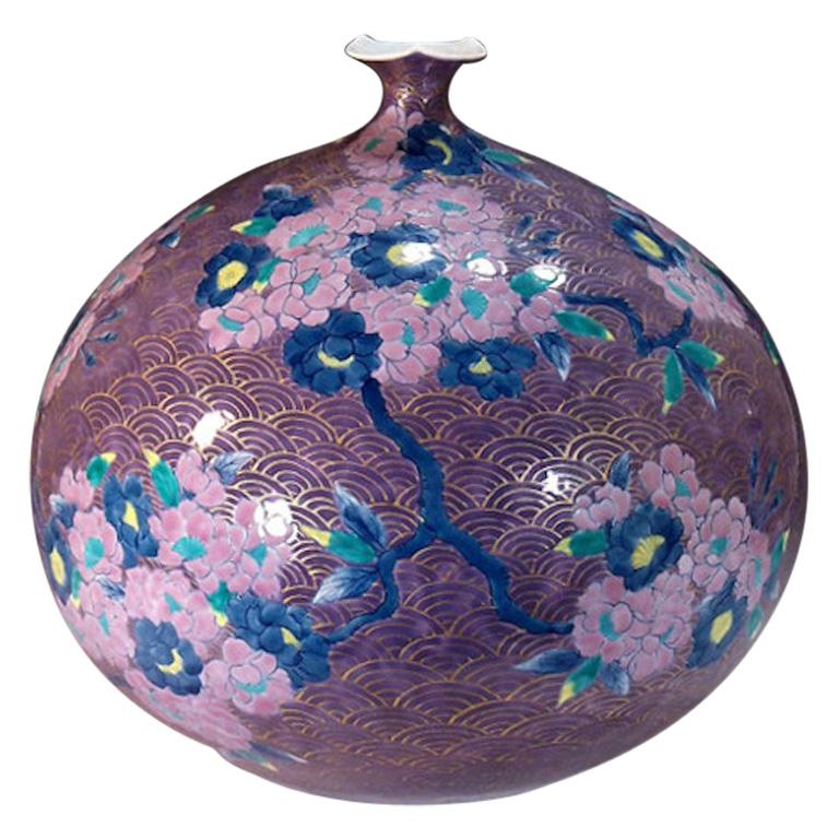 Vase japonais contemporain en porcelaine violette, rose et or par un artiste