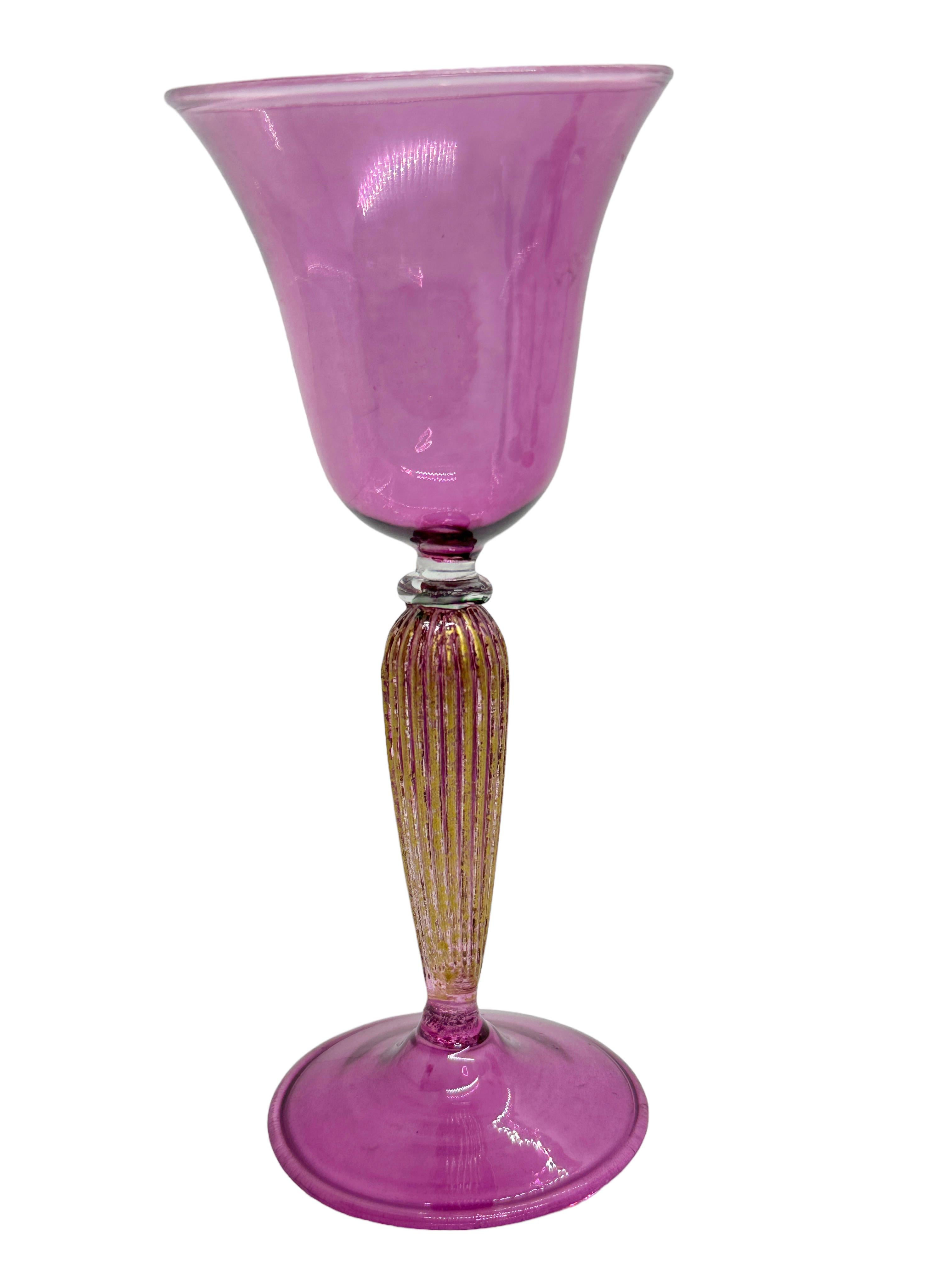 Fatto a mano Calice da liquore in vetro di Murano Salviati con polvere di stelle viola e oro, Vintage Italia in vendita