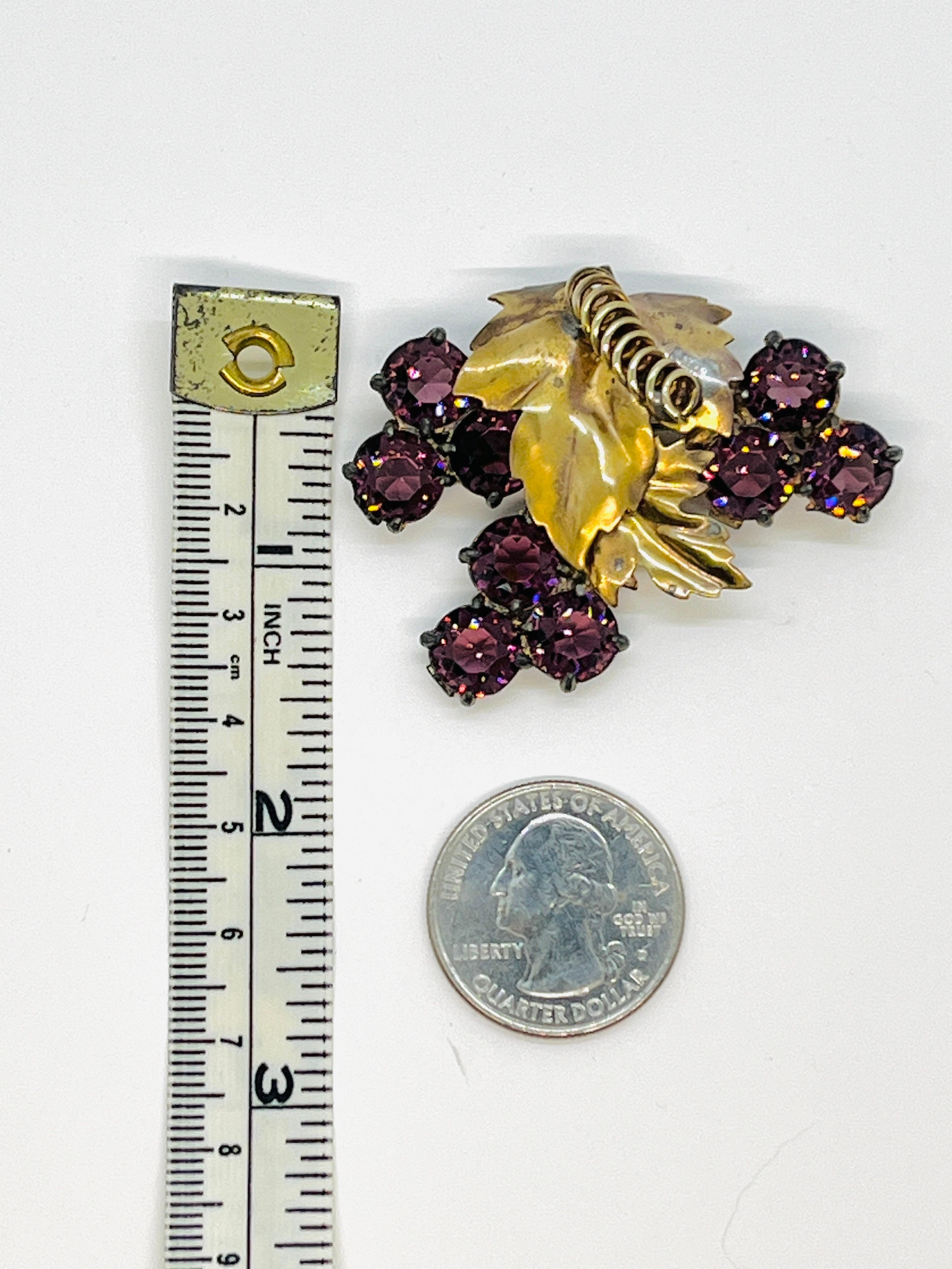 Broche de pedrería de cristal de uva púrpura de estilo victoriano temprano, hojas de latón dorado y enredadera rizada, principios de 1900

Se trata de un broche con motivo de uvas bien construido, aunque claramente un poco desgastado, probablemente