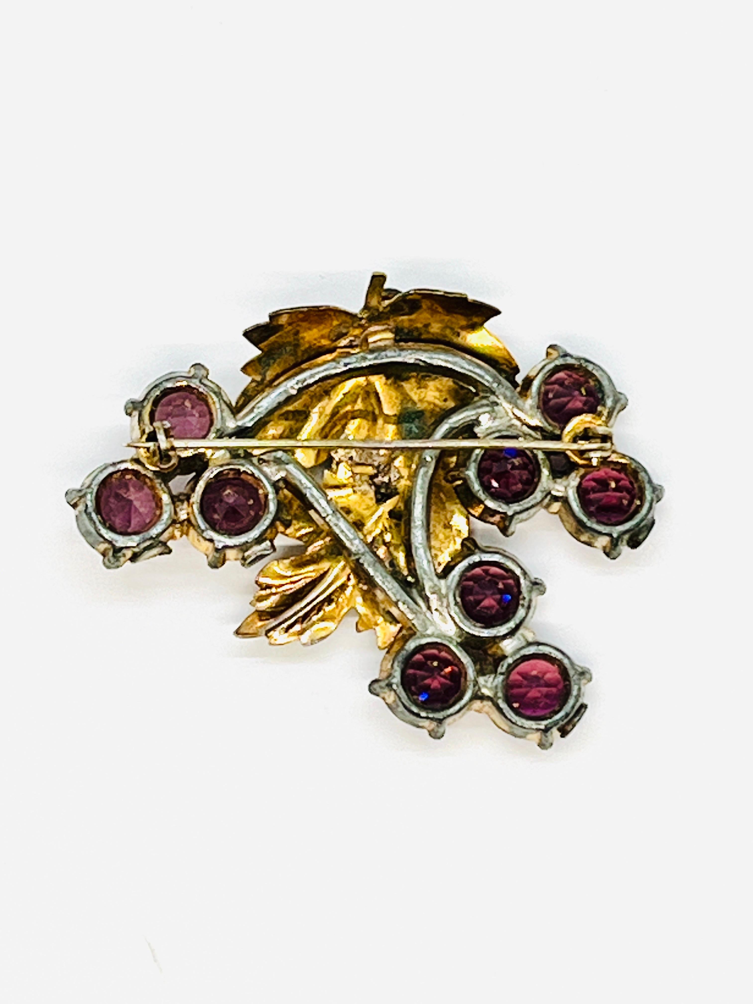 Broche de uva púrpura, hojas doradas y enredadera rizada, años 1910 Victoriano temprano en venta