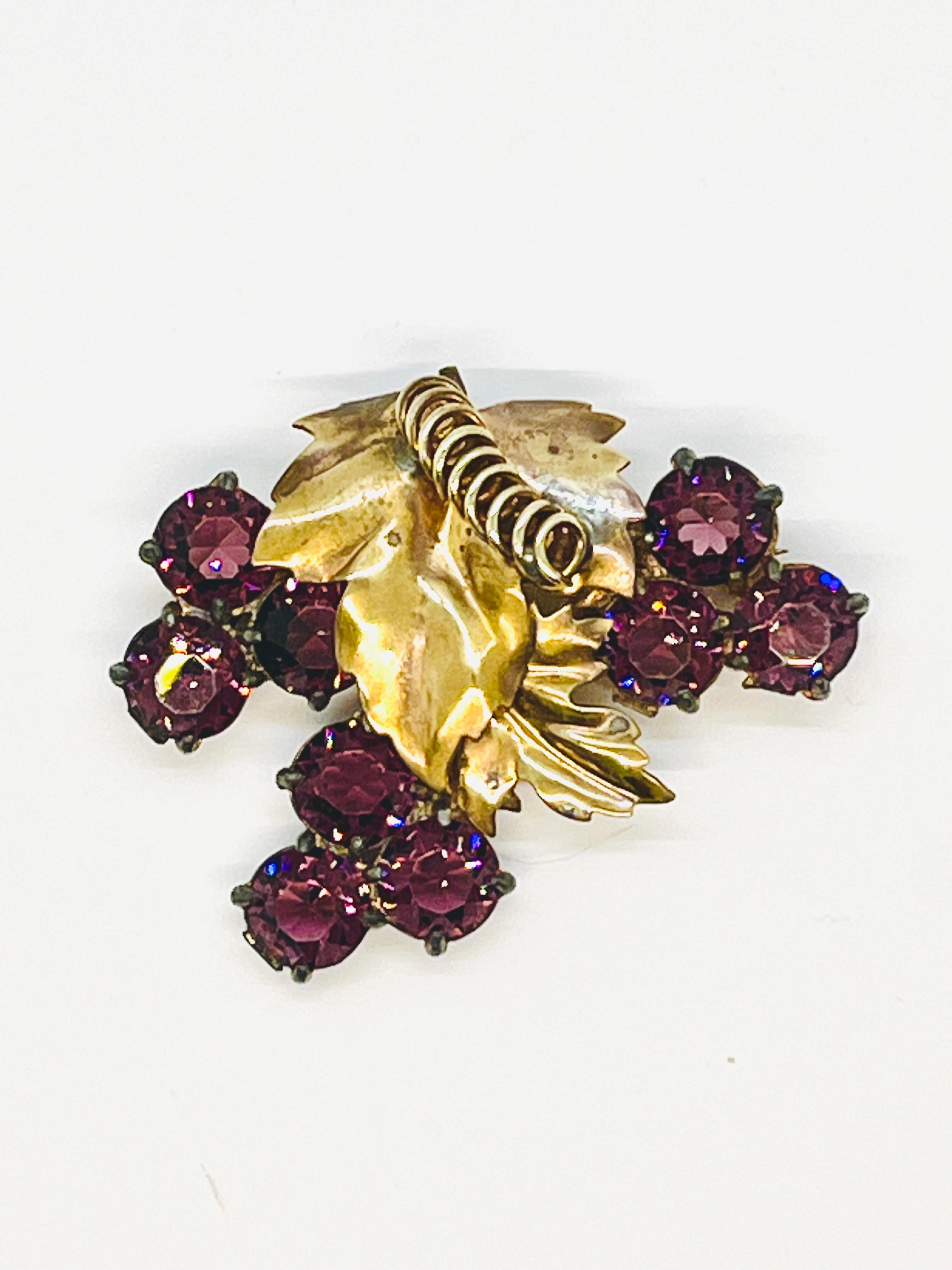 Broche de uva púrpura, hojas doradas y enredadera rizada, años 1910 en venta 4