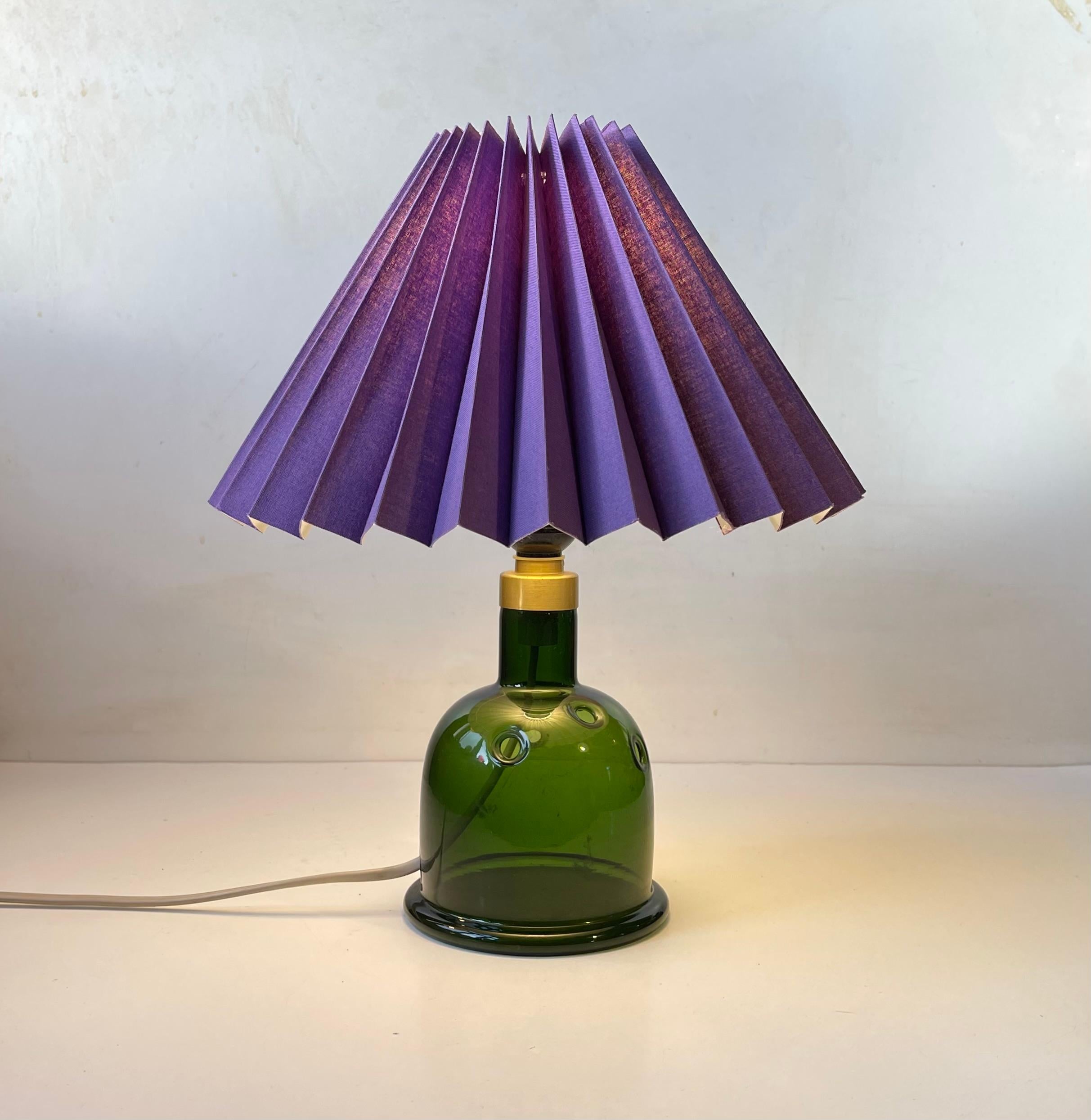 Danois Lampe de bureau Meteor en verre violet et vert de Michael Bang pour Holmegaard en vente