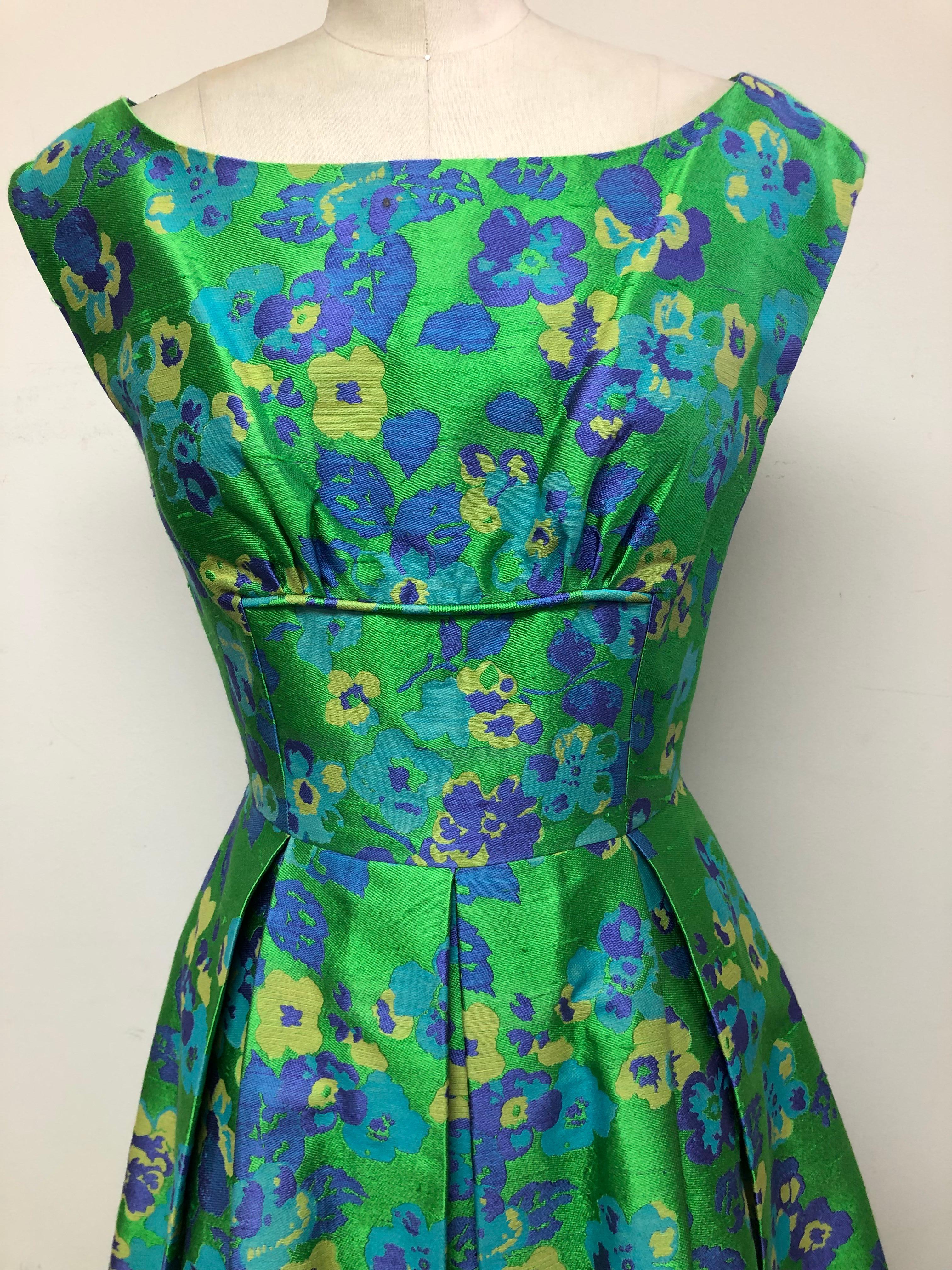 Vestido floral de seda púrpura/verde con cuerpo de jacquard francés en venta 1