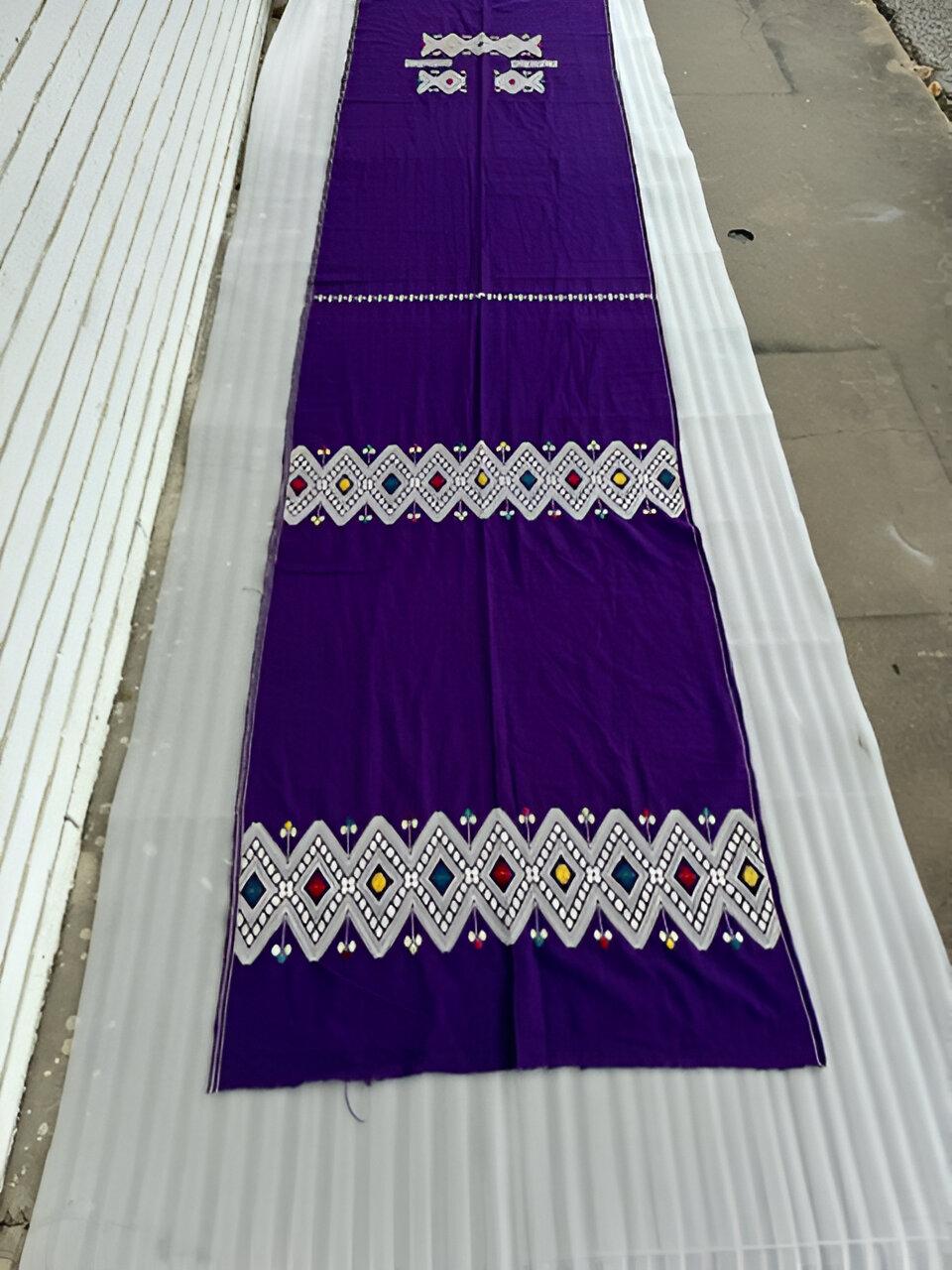 Lila Guatemala-Stoffteppich 12' x 3' in Violett (20. Jahrhundert) im Angebot