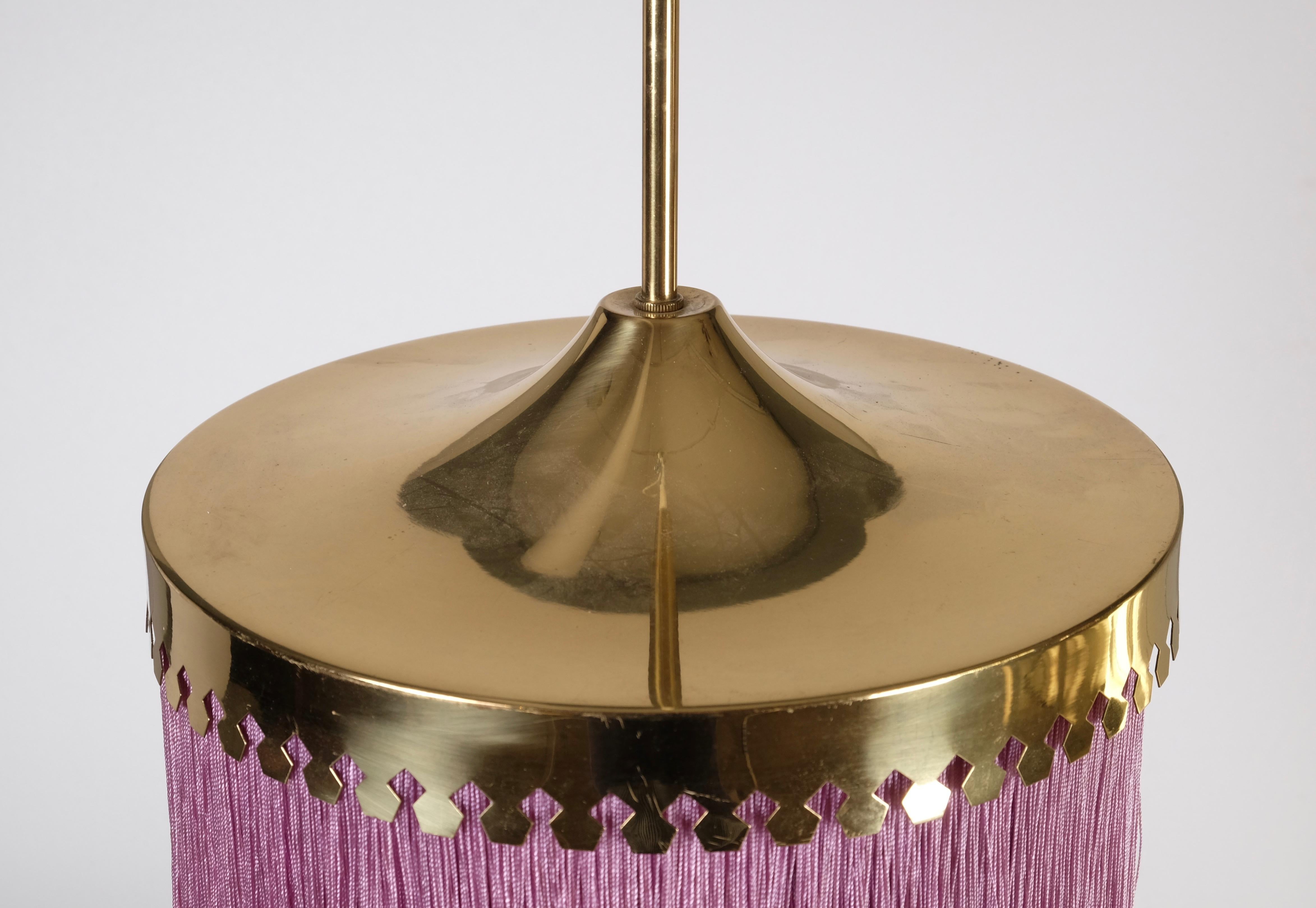 Brass and purple silk fringes. Produced by Hans-Agne Jakobsson, Markaryd, Sweden, 1960s.
Measure: Diameter 28 cm. Height is adjustable.