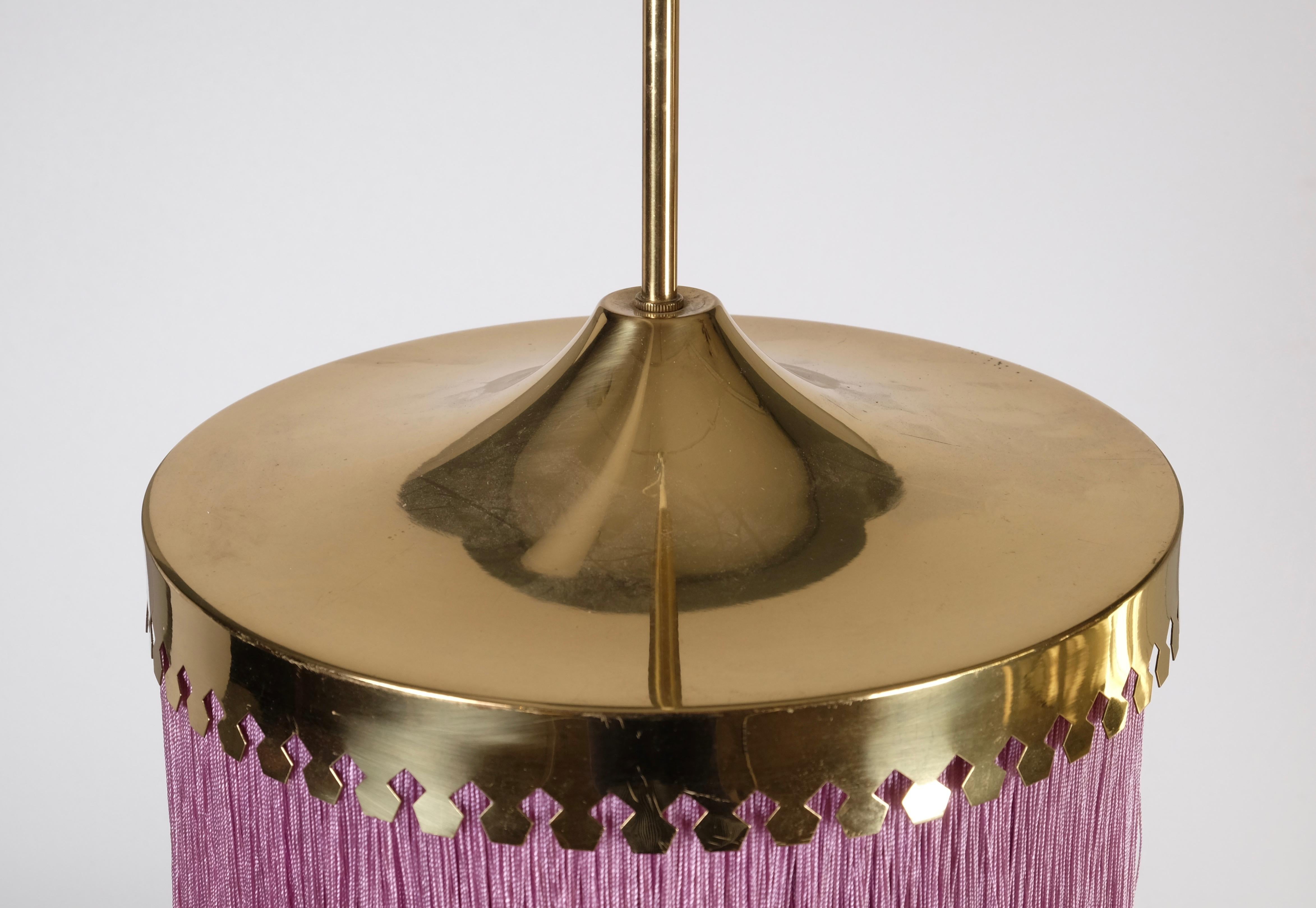 Frange in ottone e seta viola. Prodotto da Hans-Agne Jakobsson, Markaryd, Svezia, anni '60.
Misura: Diametro 28 cm. L'altezza è regolabile.