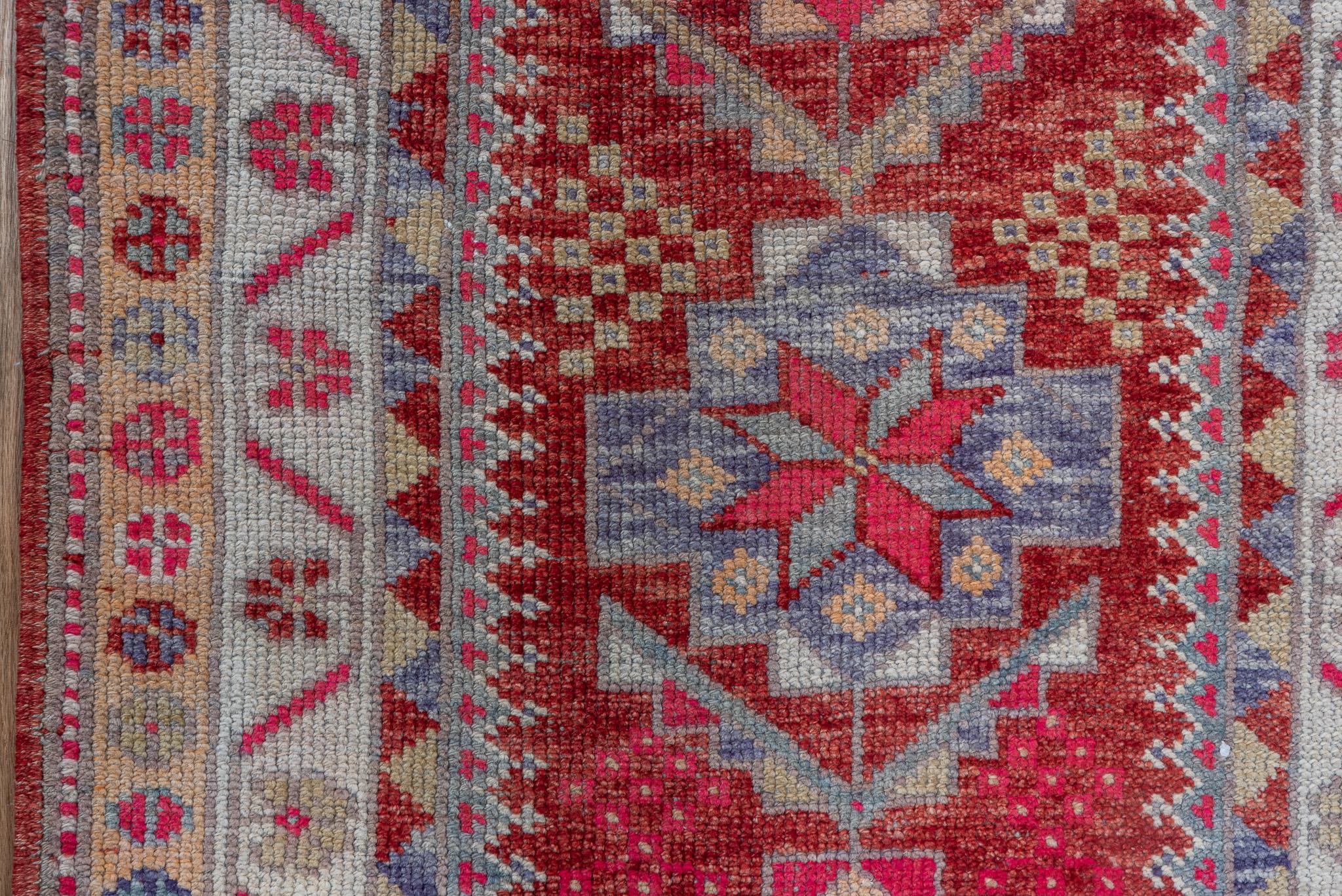 XX secolo Purple Haze e Red Berry con runner in osso e rosa brillante in vendita