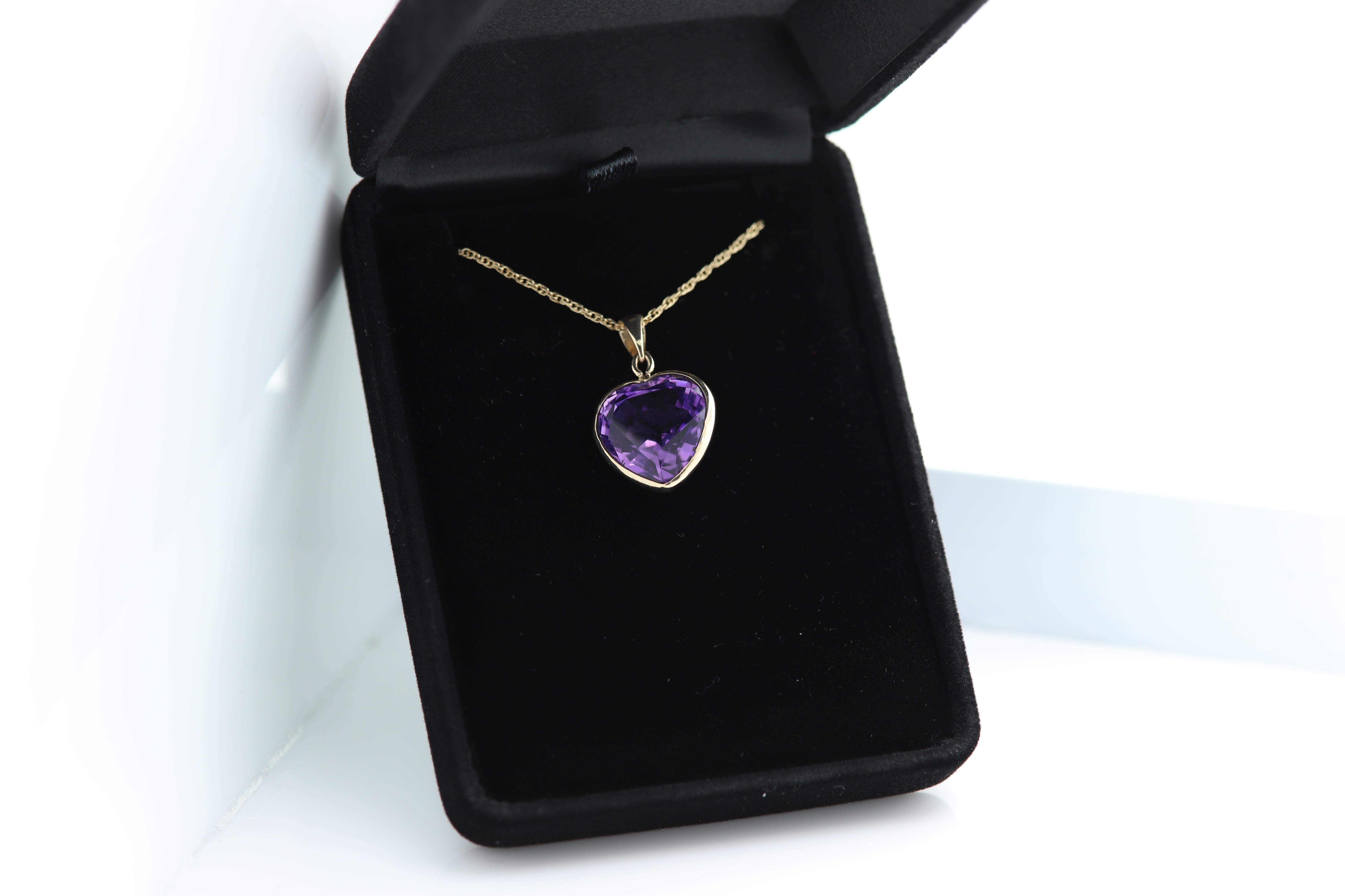 Big Purple Heart Pendant 14 Karat Yellow Gold Amethyst Heart Gemstone 13.6 carat For Sale 1