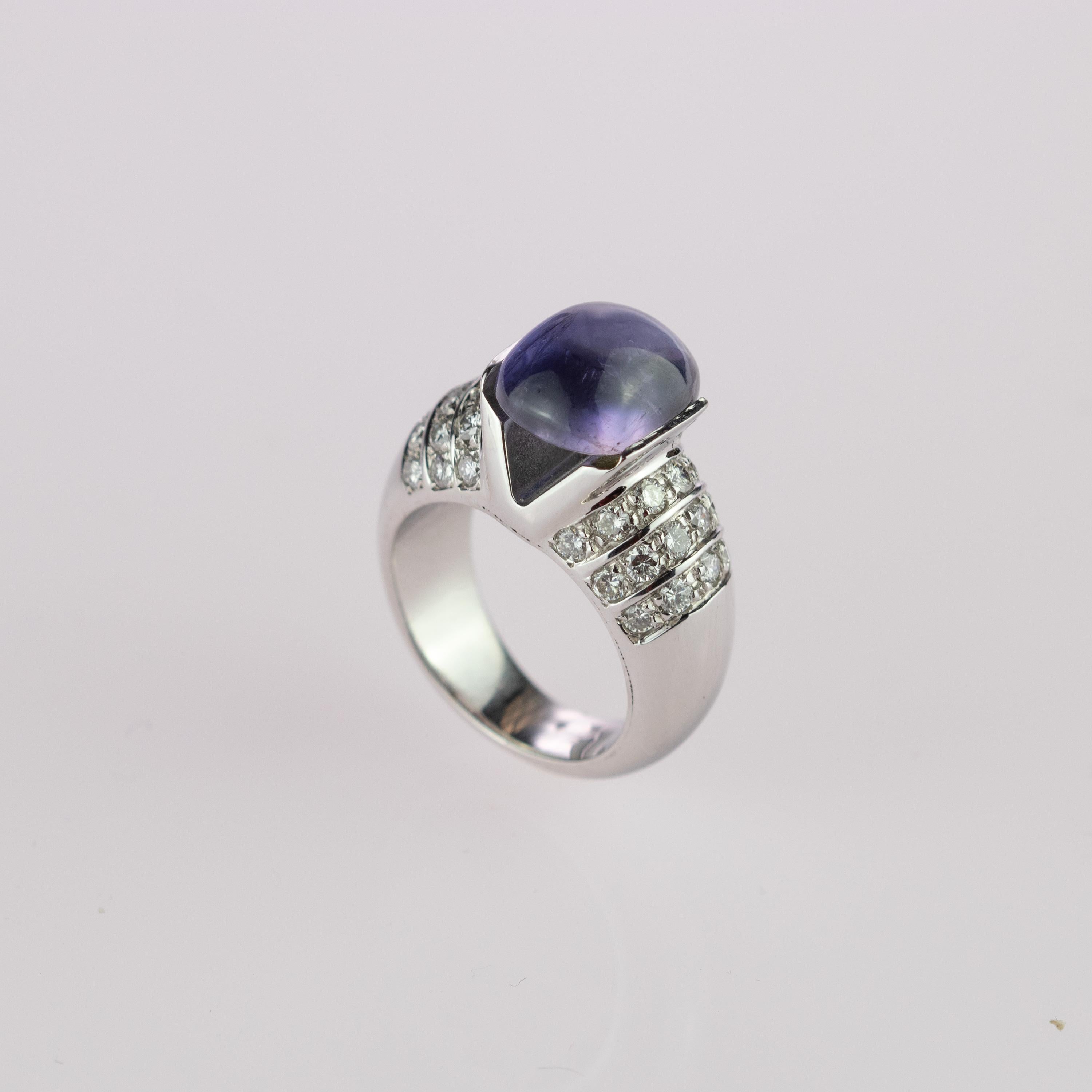 Contemporain Bague cocktail en or blanc 18 carats avec cabochon d'iolite violette et diamant taille brillant en vente