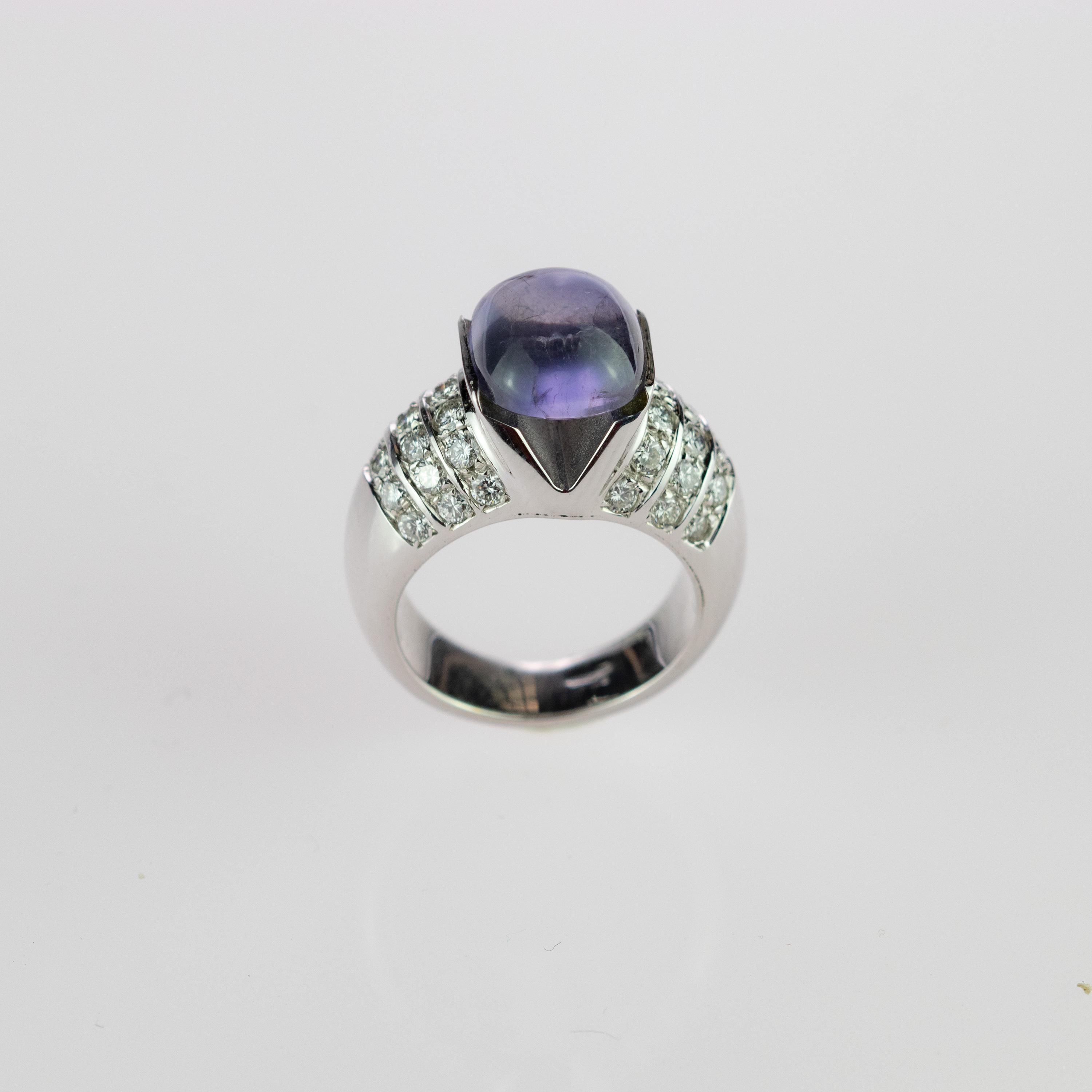 Taille brillant Bague cocktail en or blanc 18 carats avec cabochon d'iolite violette et diamant taille brillant en vente