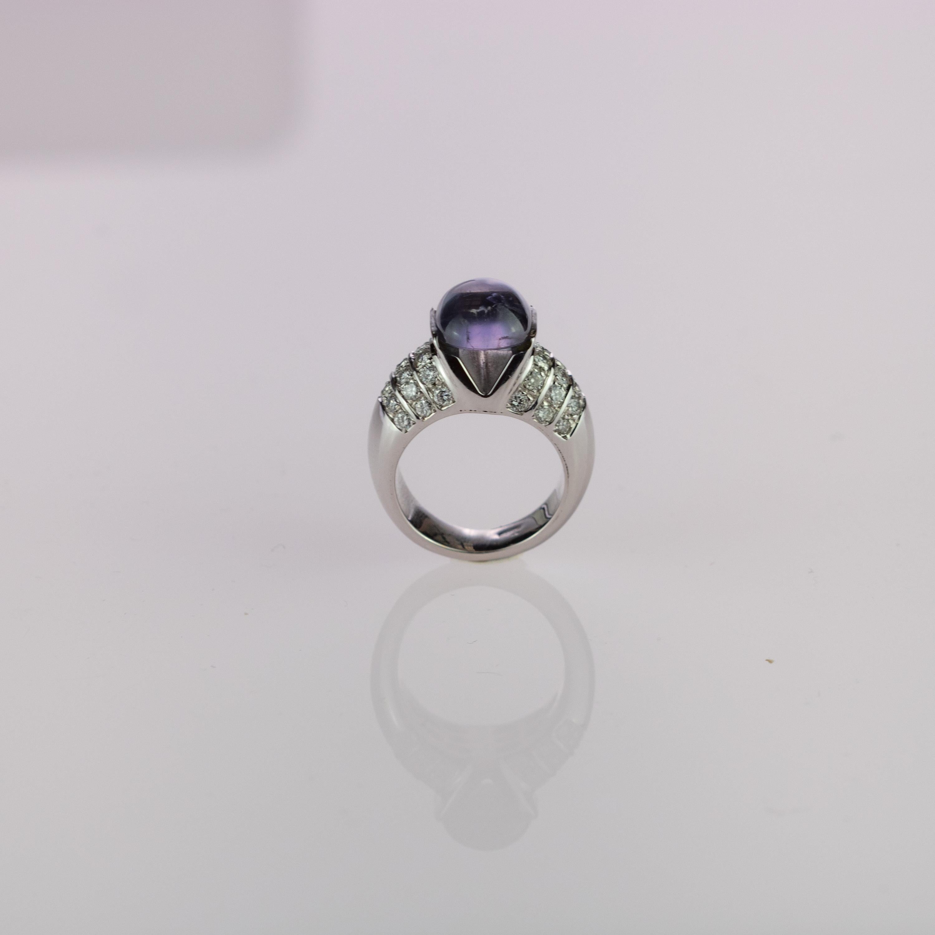 Bague cocktail en or blanc 18 carats avec cabochon d'iolite violette et diamant taille brillant Neuf - En vente à Milano, IT
