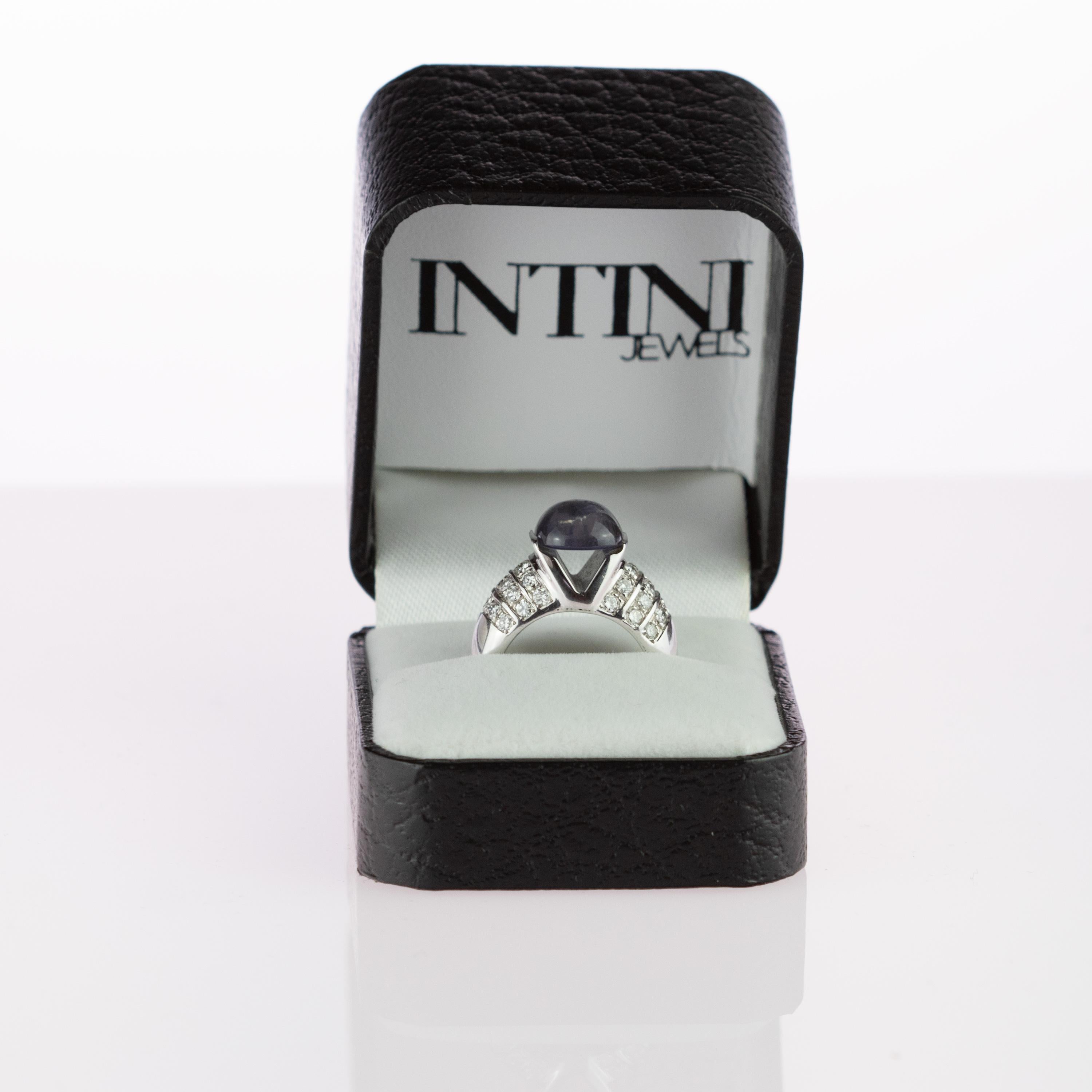 Bague cocktail en or blanc 18 carats avec cabochon d'iolite violette et diamant taille brillant en vente 3