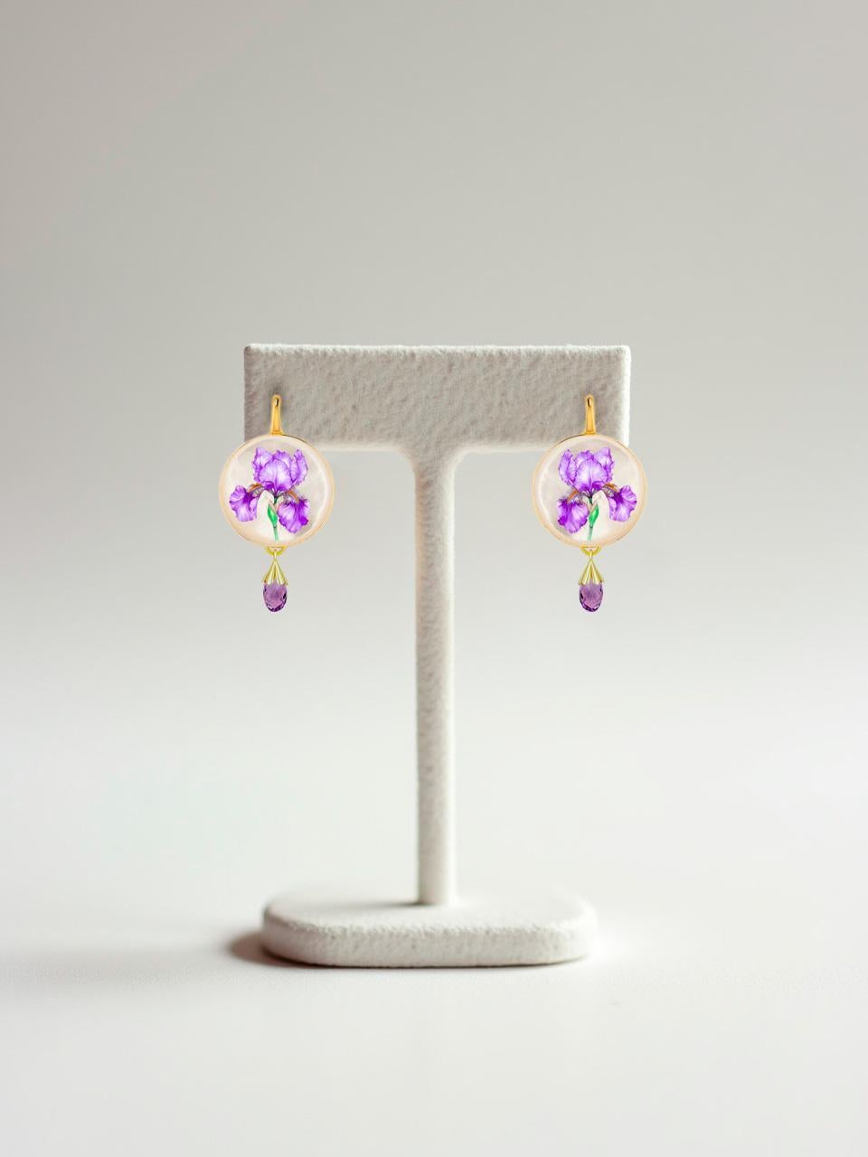 Purpurrote Irisblüten aus gemaltem Perlmutt mit Amethyst-Briolett (Moderne) im Angebot