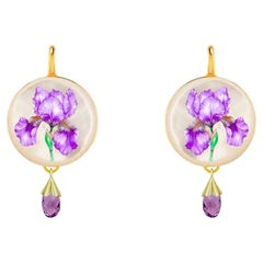 Pendants d'oreilles en nacre peinte avec briolette d'améthyste et fleur d'iris mauve