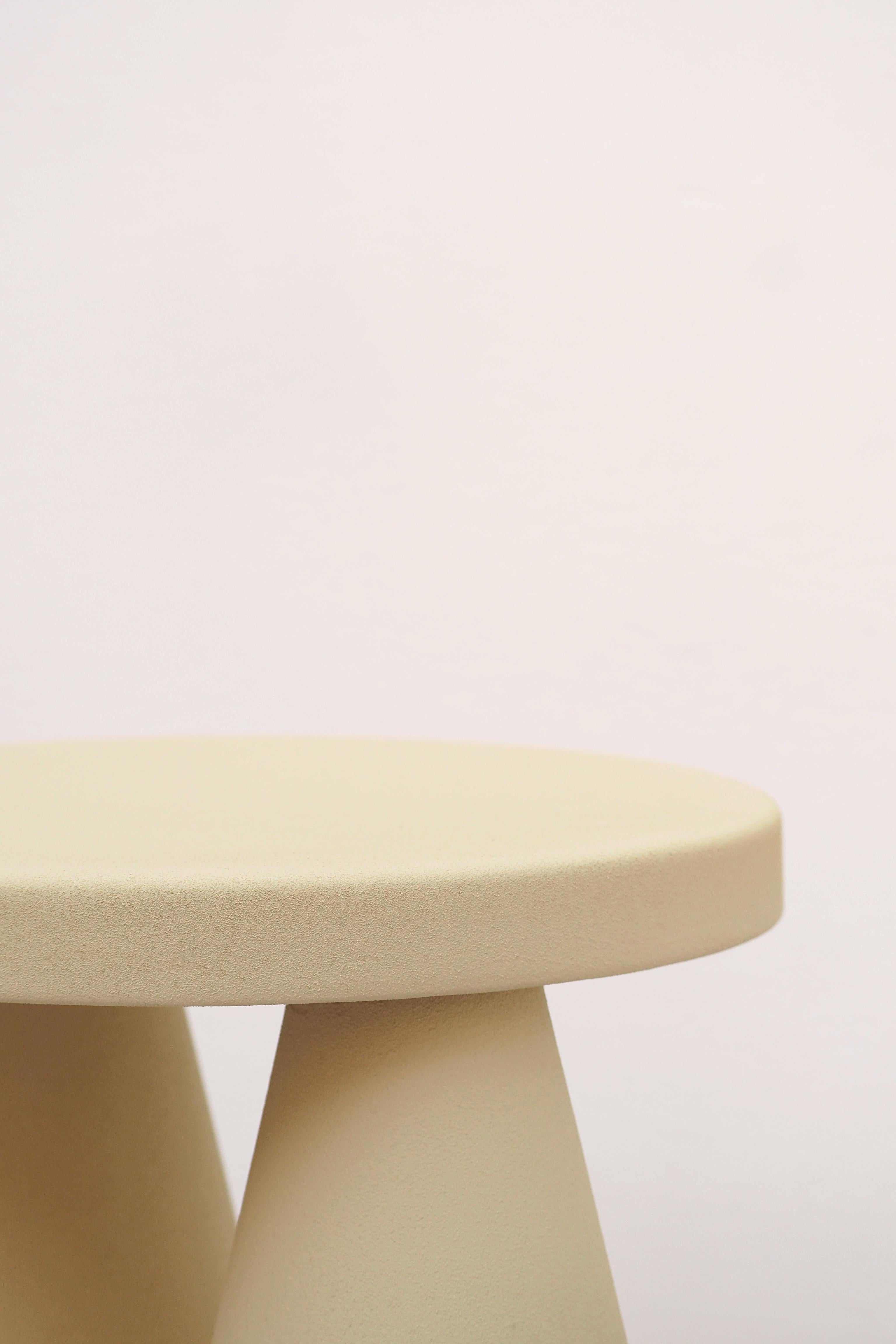 Petite table d'appoint Isola en céramique violette faite à la main par Cara Davide en vente 1