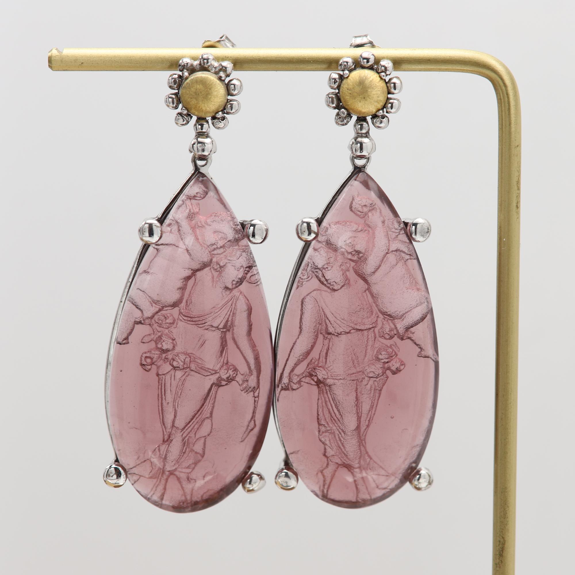 Cammeo inciso vintage
Orecchini in vetro di Murano in stile antico
Immagine di Venere e Cupido - Dea associata all'amore, alla bellezza e alla fertilità
Argento 925  26 grammi entrambi, 
Un po' di vero oro 18k
Dimensioni: 45 mm X 20 mm  (1,75'