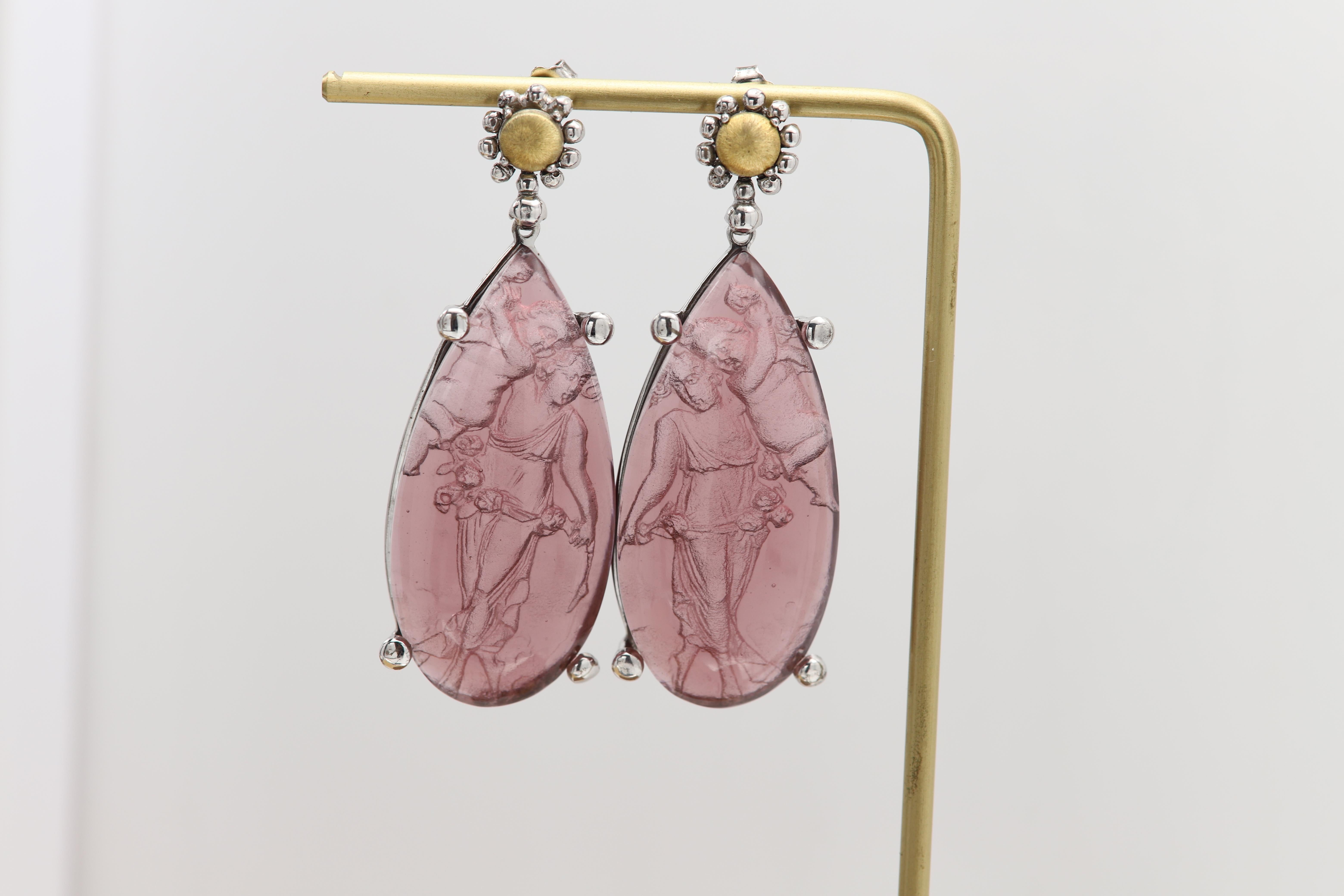 Orecchini in vetro di Murano viola Orecchini in vetro con cammeo di Venere e dea Cupido In condizioni Nuovo in vendita a Brooklyn, NY