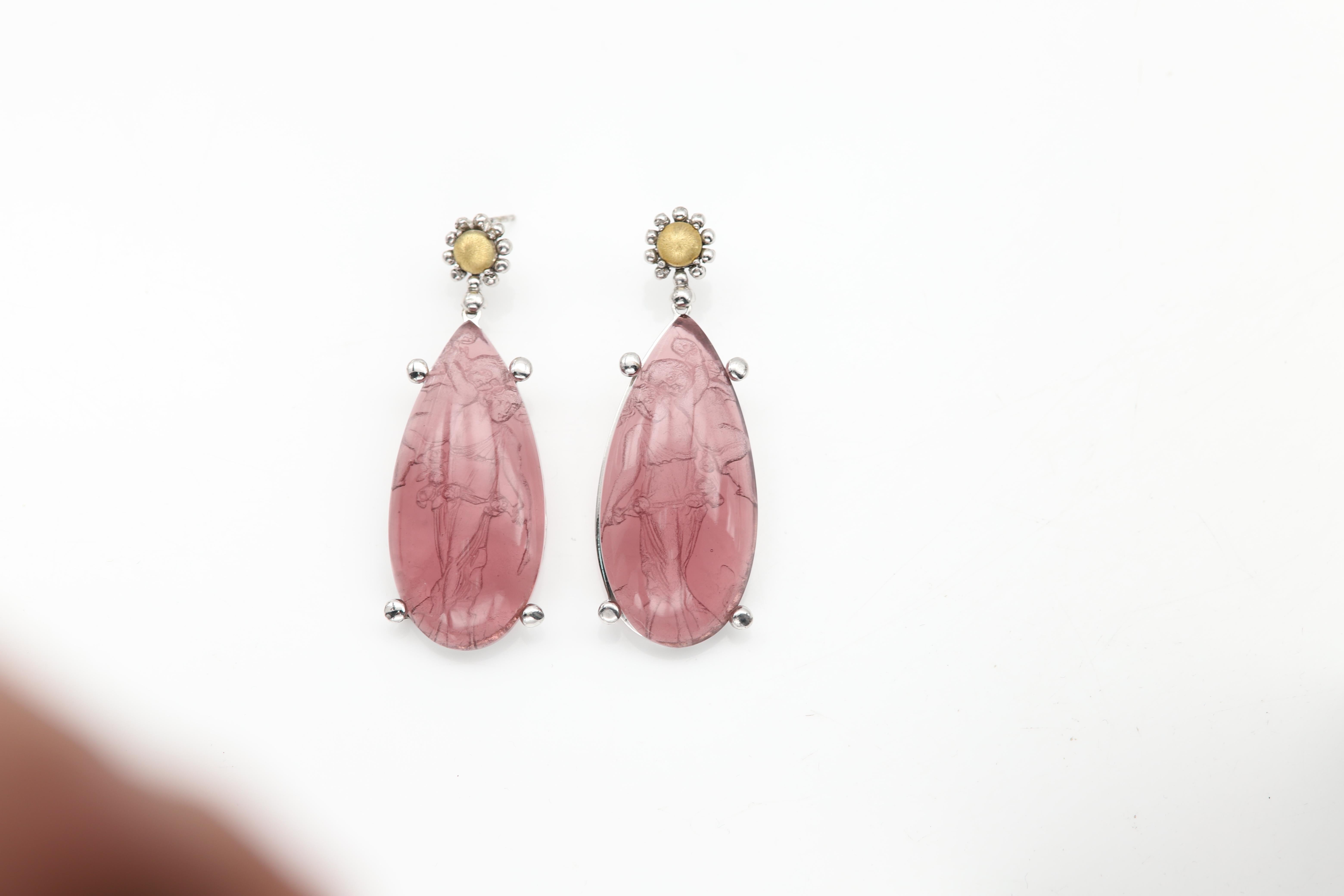 Orecchini in vetro di Murano viola Orecchini in vetro con cammeo di Venere e dea Cupido in vendita 3