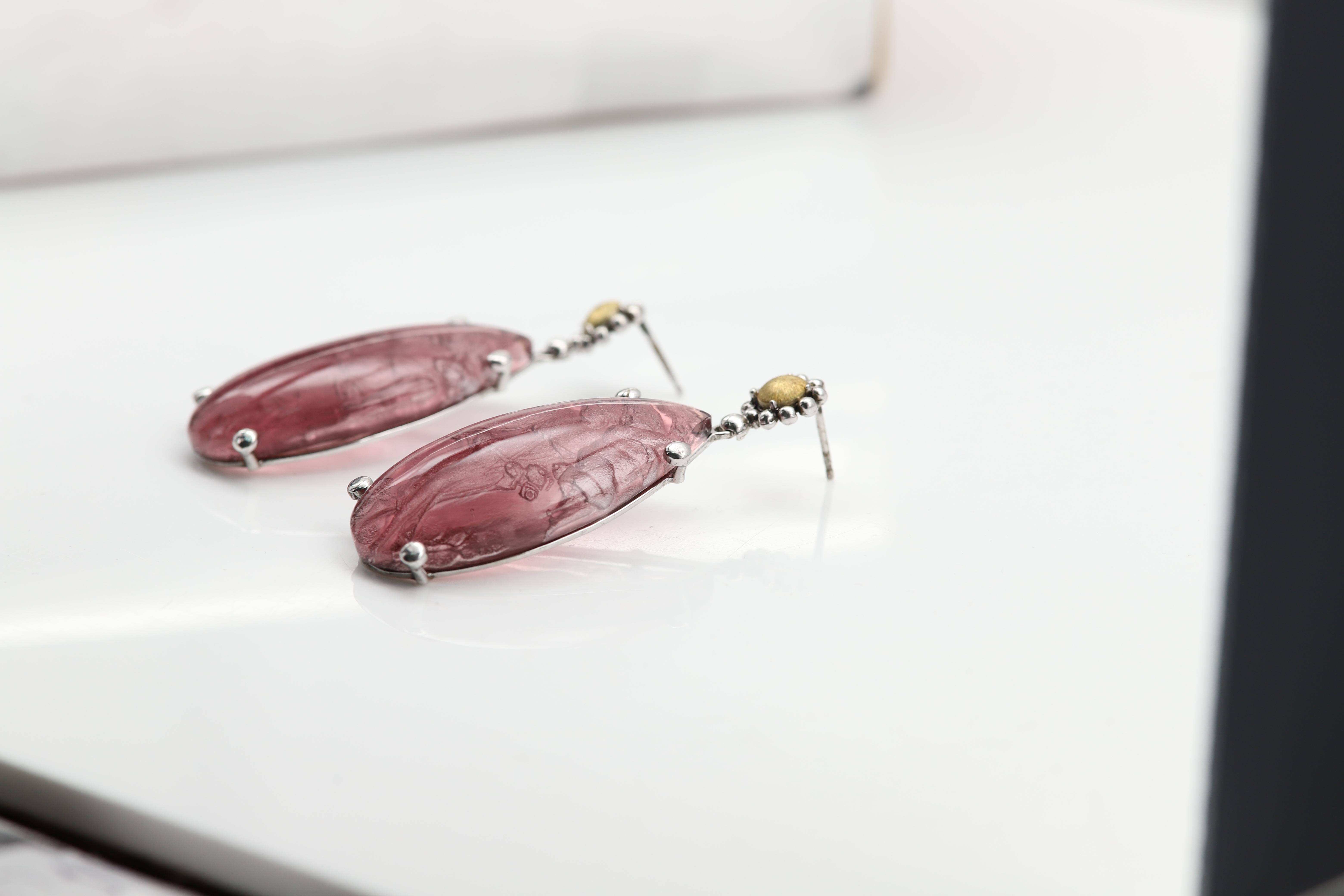 Orecchini in vetro di Murano viola Orecchini in vetro con cammeo di Venere e dea Cupido in vendita 4
