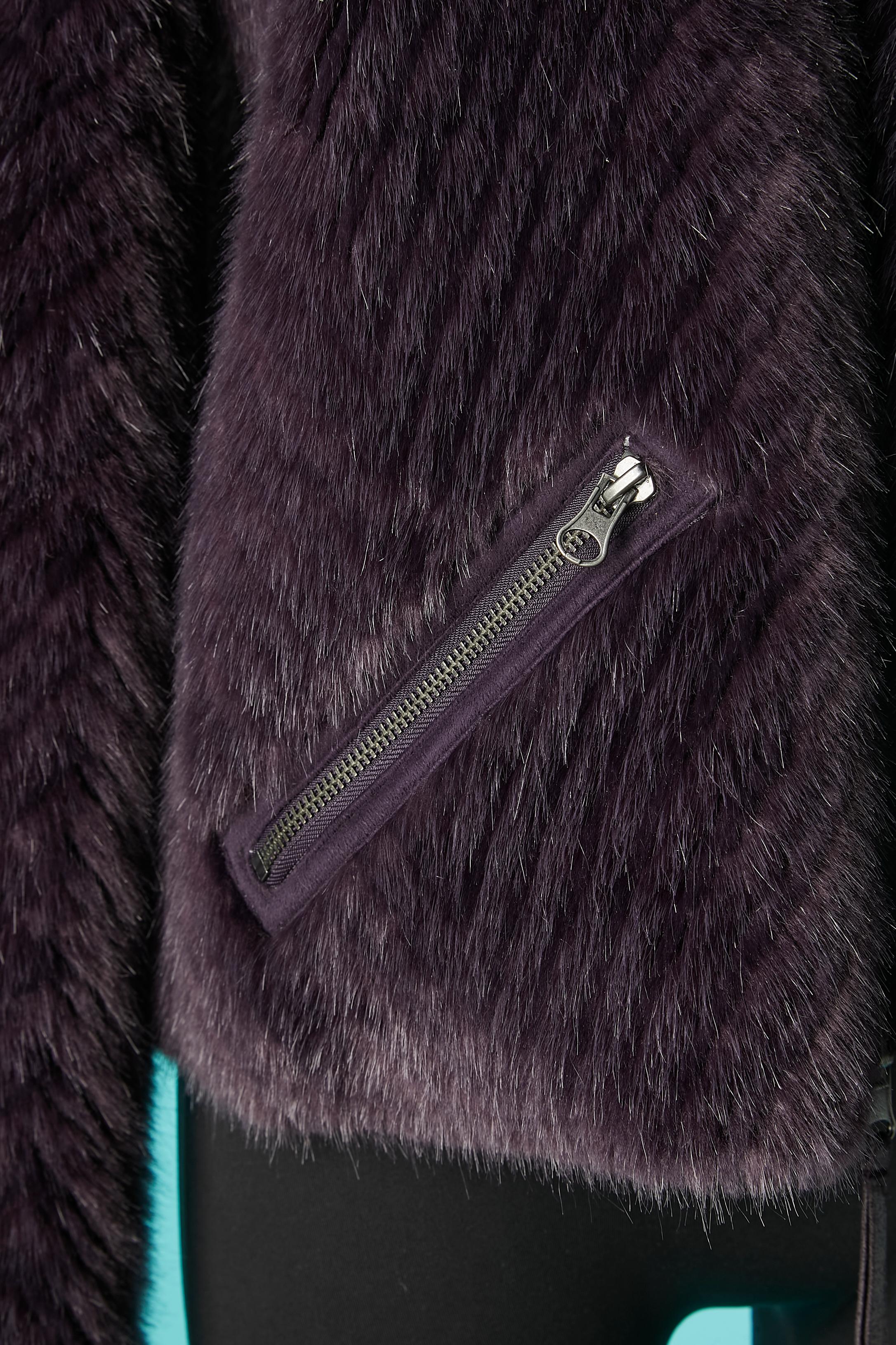 Purple jacket in faux furs with zip closure in the middle front and on the pockets. No fabric tag composition.
SIZE L