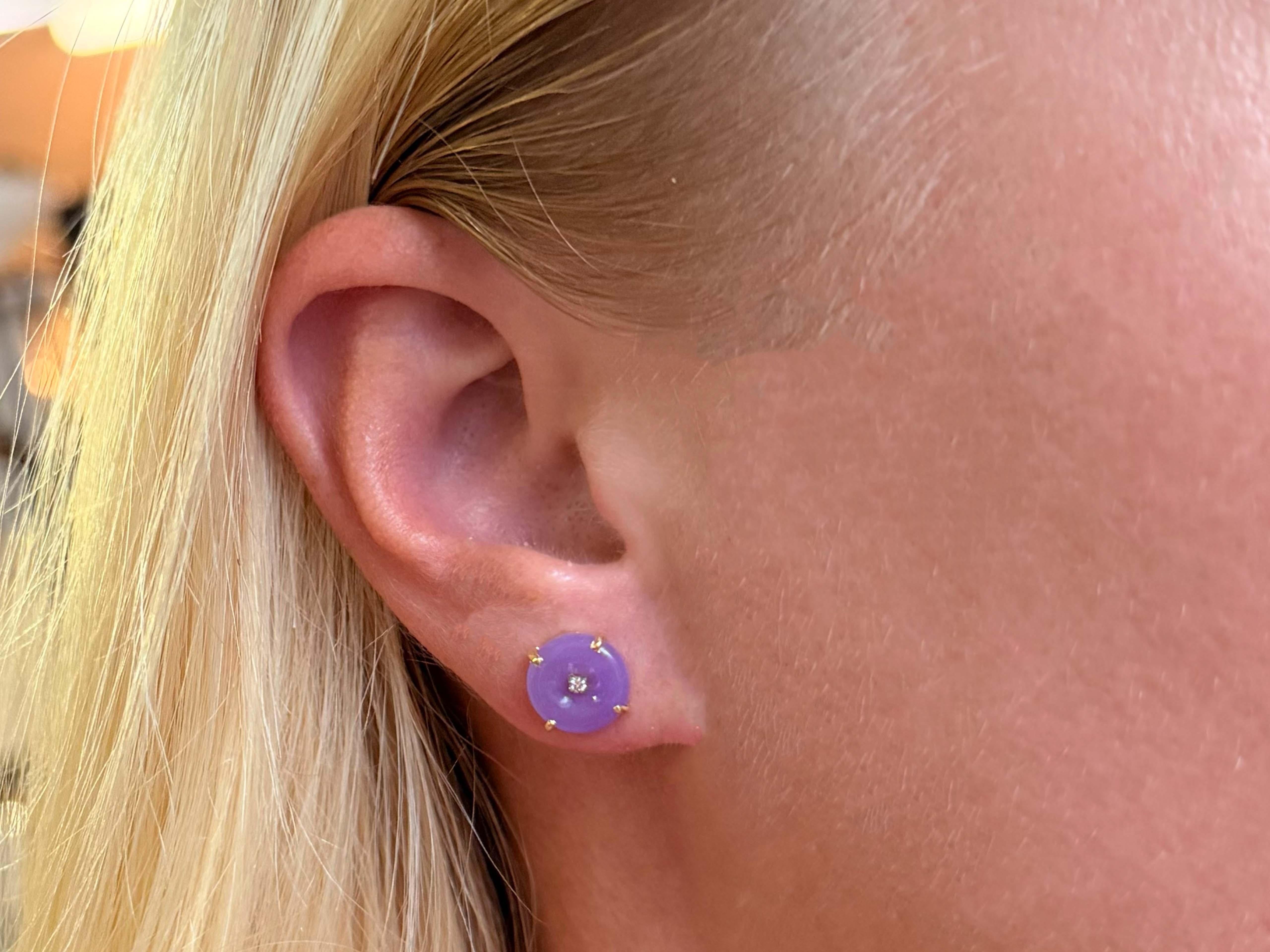 Orecchini Specifiche:

Metallo: Oro giallo 14 carati

Specifiche della giada: 2 dischi rotondi di giada lavanda cabochon

Dischi di giada Diametro: 9,8 mm

Peso totale: 1.5 grammi

Timbrato:  