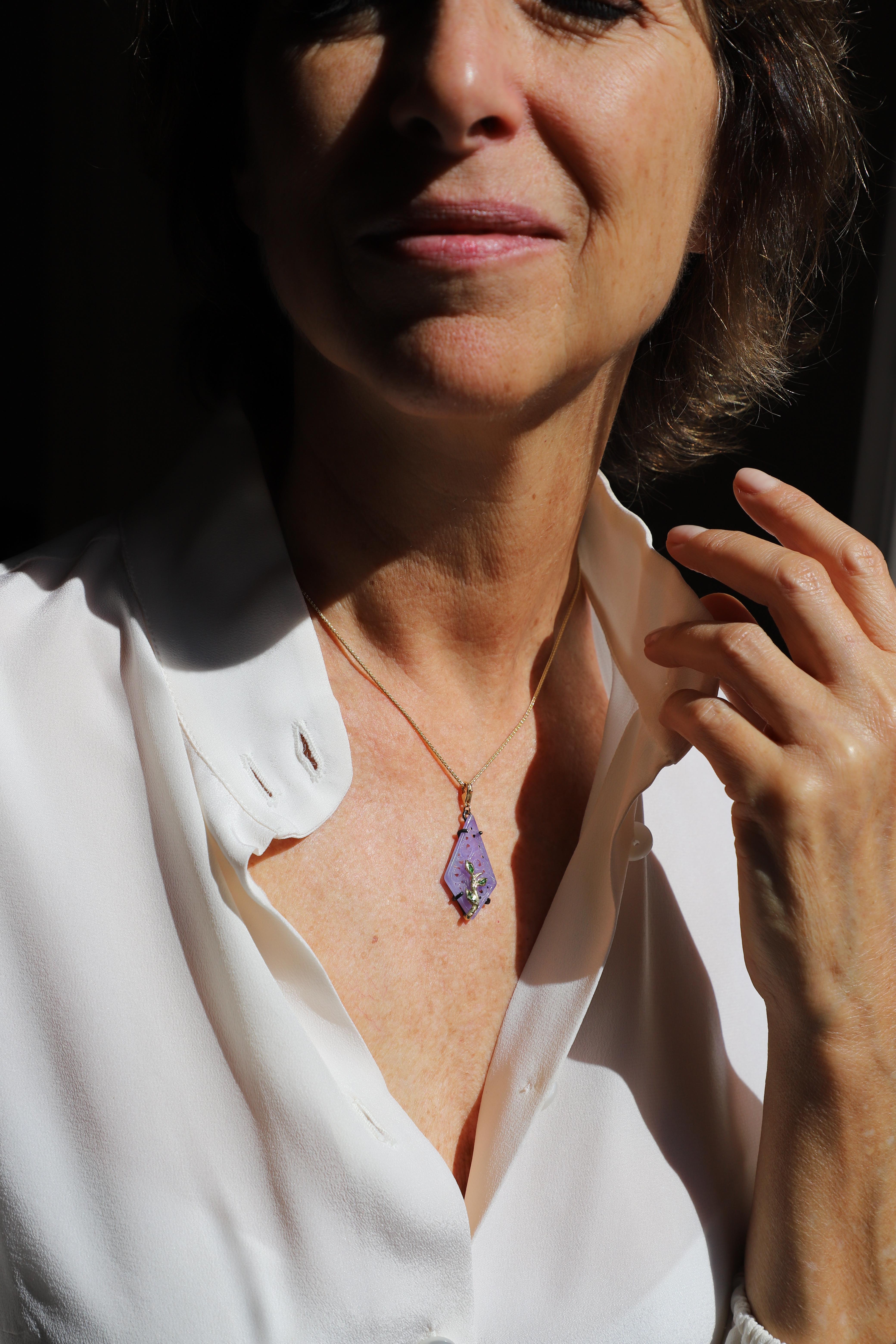 Collana con ciondolo in stile Art Deco in oro 18 carati con charm di giada viola e tsavorite in vendita 7