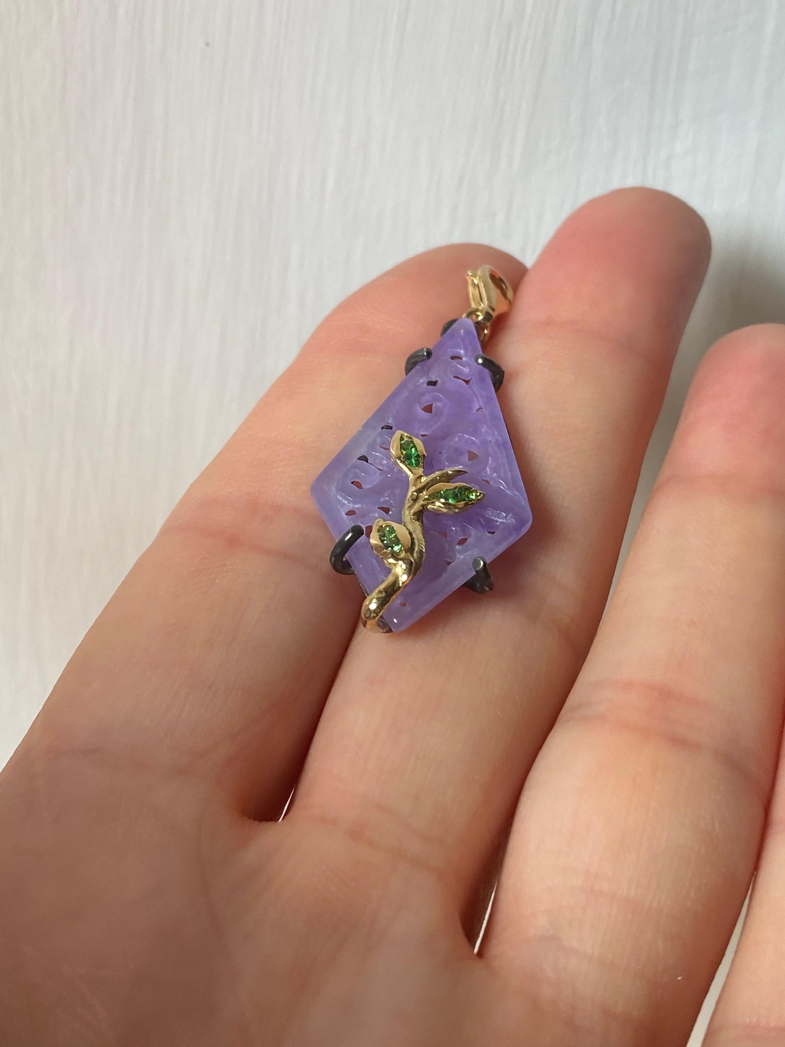 Art Déco Collana con ciondolo in stile Art Deco in oro 18 carati con charm di giada viola e tsavorite in vendita