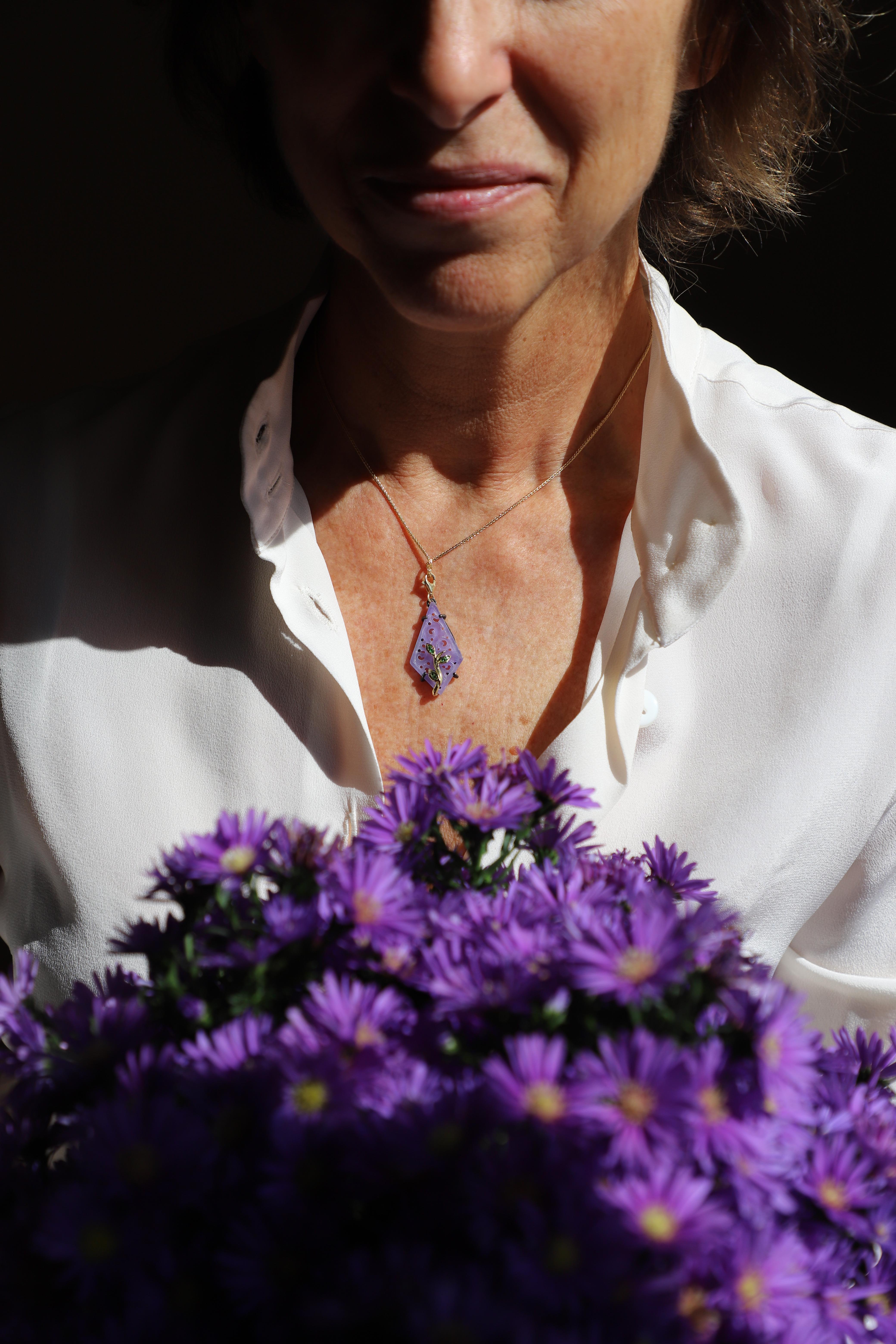 Collana con ciondolo in stile Art Deco in oro 18 carati con charm di giada viola e tsavorite in vendita 3