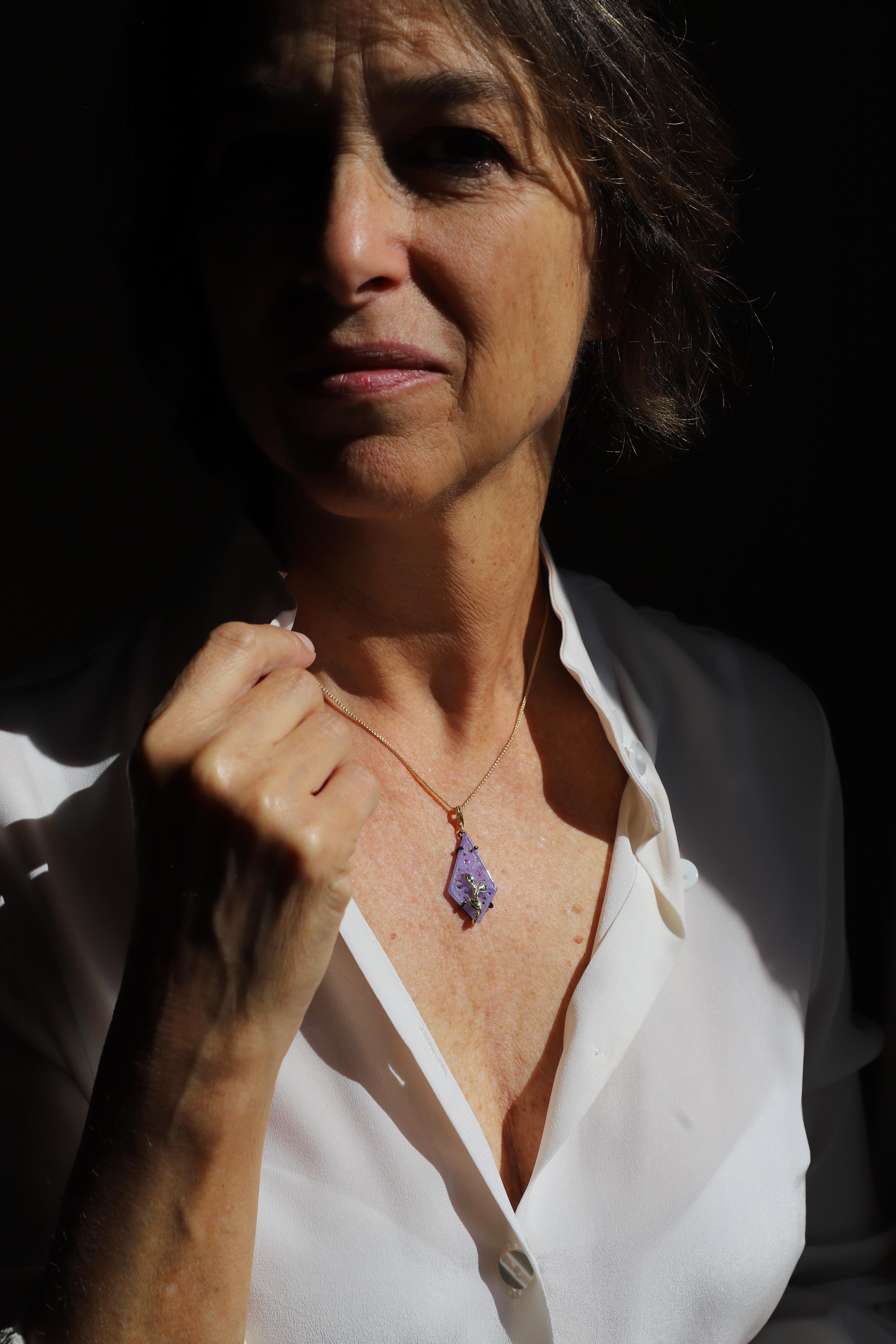 Rossella Ugolini Design Collection, Unique Piece Carved Jade Purple color hexagonal shape.
Beautiful Jade Charm made of 18K Yellow gold, A geometric shape characterized by its elegant sinuosity, femininity and delicacy. Soft splashes of color that