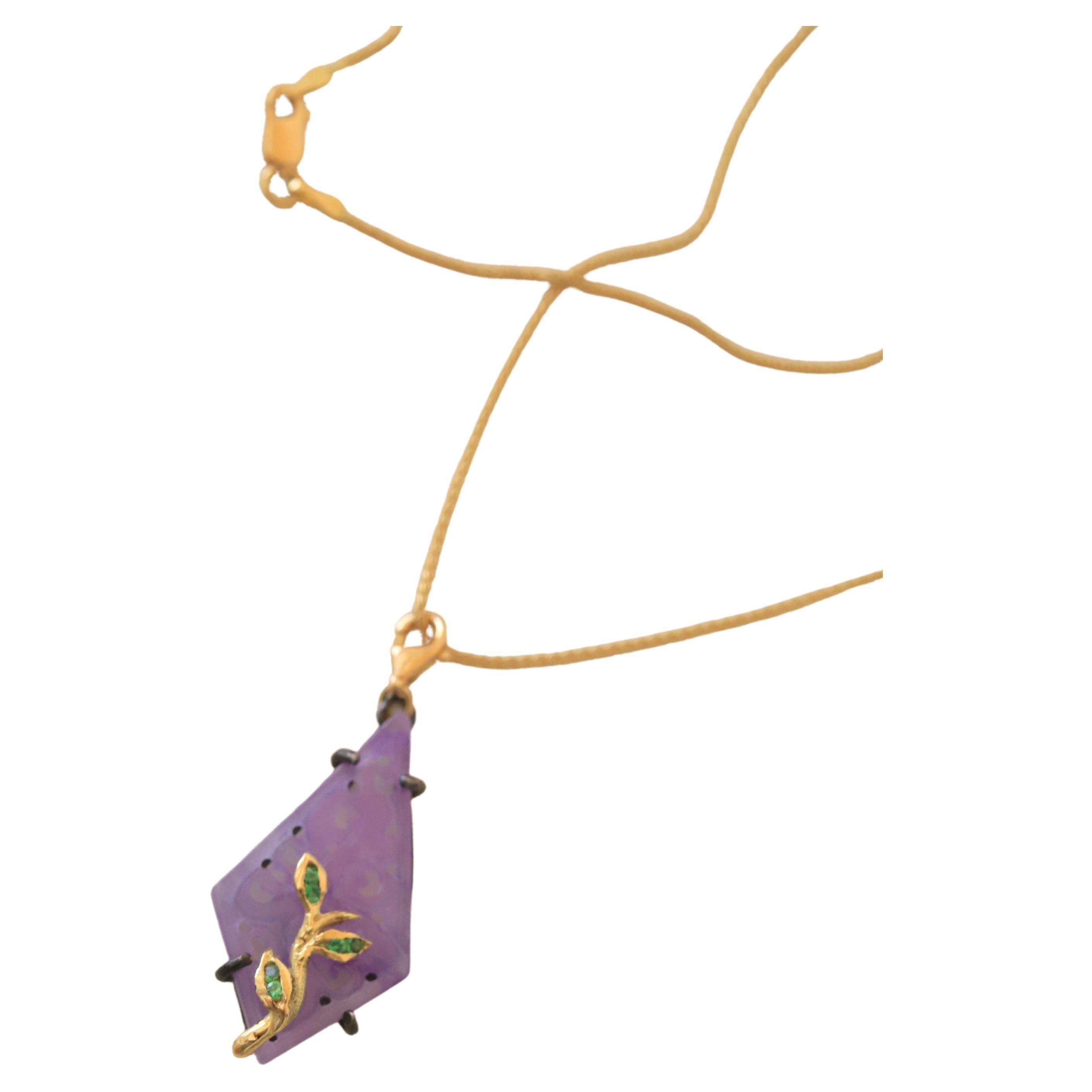 Purple Jade Charm and 18 K Yellow Gold Chain Art Deco Style Pendant Necklace For Sale 1