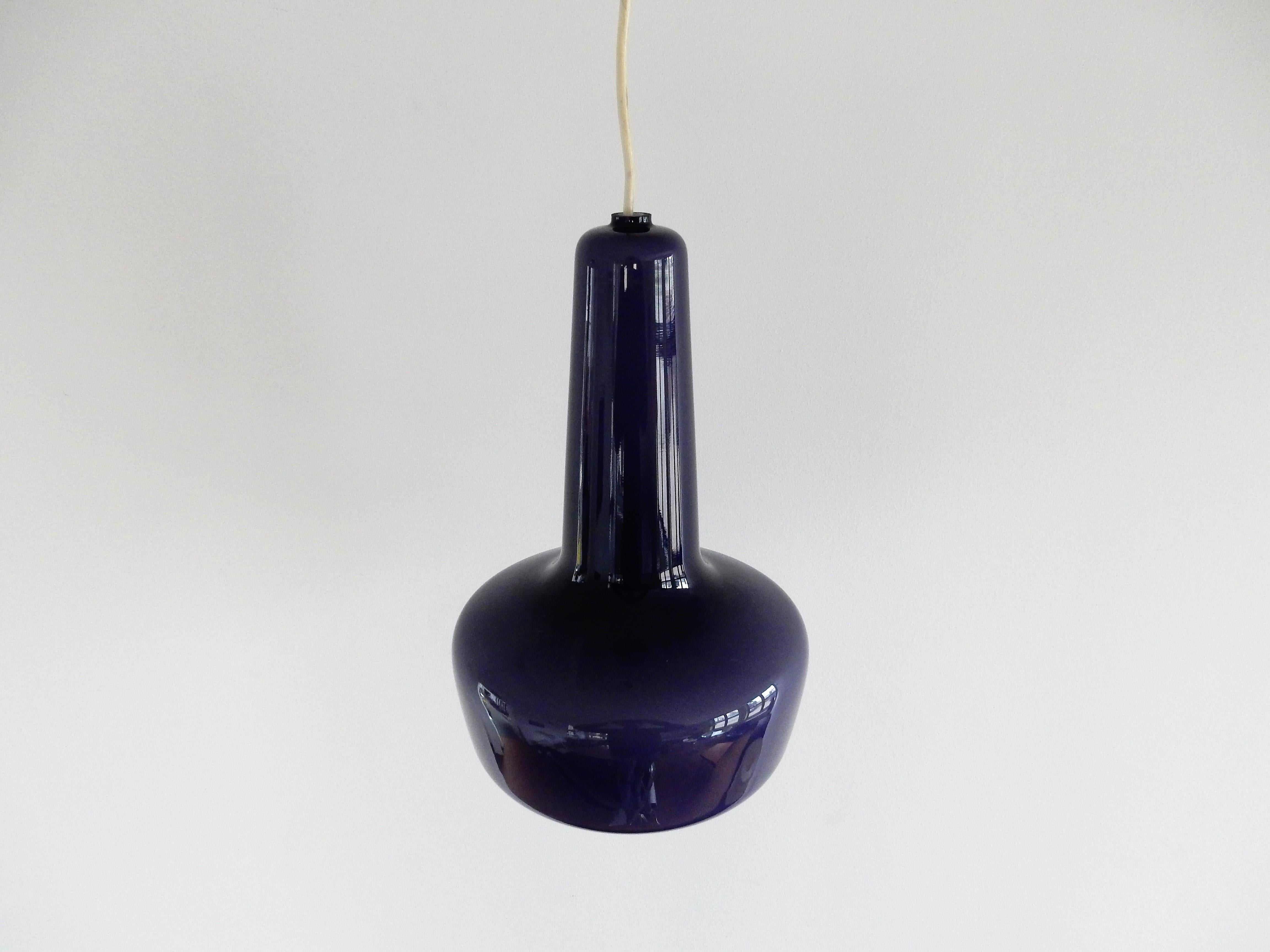 La Kreta est une lampe suspendue en verre, conçue par Jacob E. Bang en 1964 et produite par Fog & Mørup en collaboration avec Holmegaard Glassworks. La lampe a été commercialisée en cinq couleurs : gris clair, vert olive, jaune, opale et cette